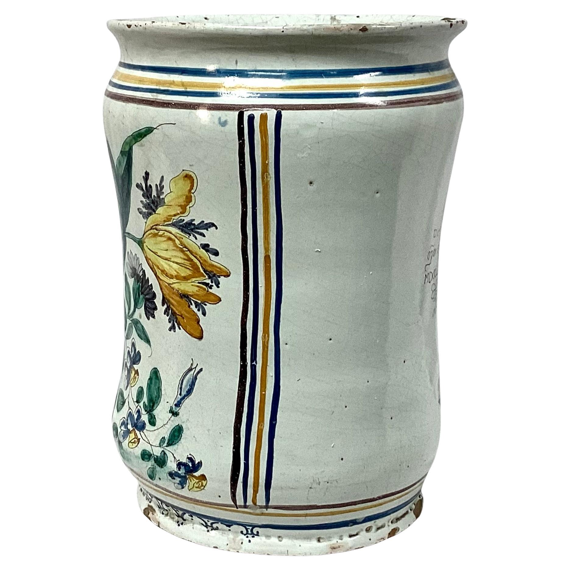 Bote de farmacia o albarelo policromado de mayólica italiana de finales del siglo XVIII, fechado en 1777. Estos tarros se utilizaban en las boticas para guardar hierbas medicinales, polvos y otras sustancias para la curación. El albarelo es un tipo