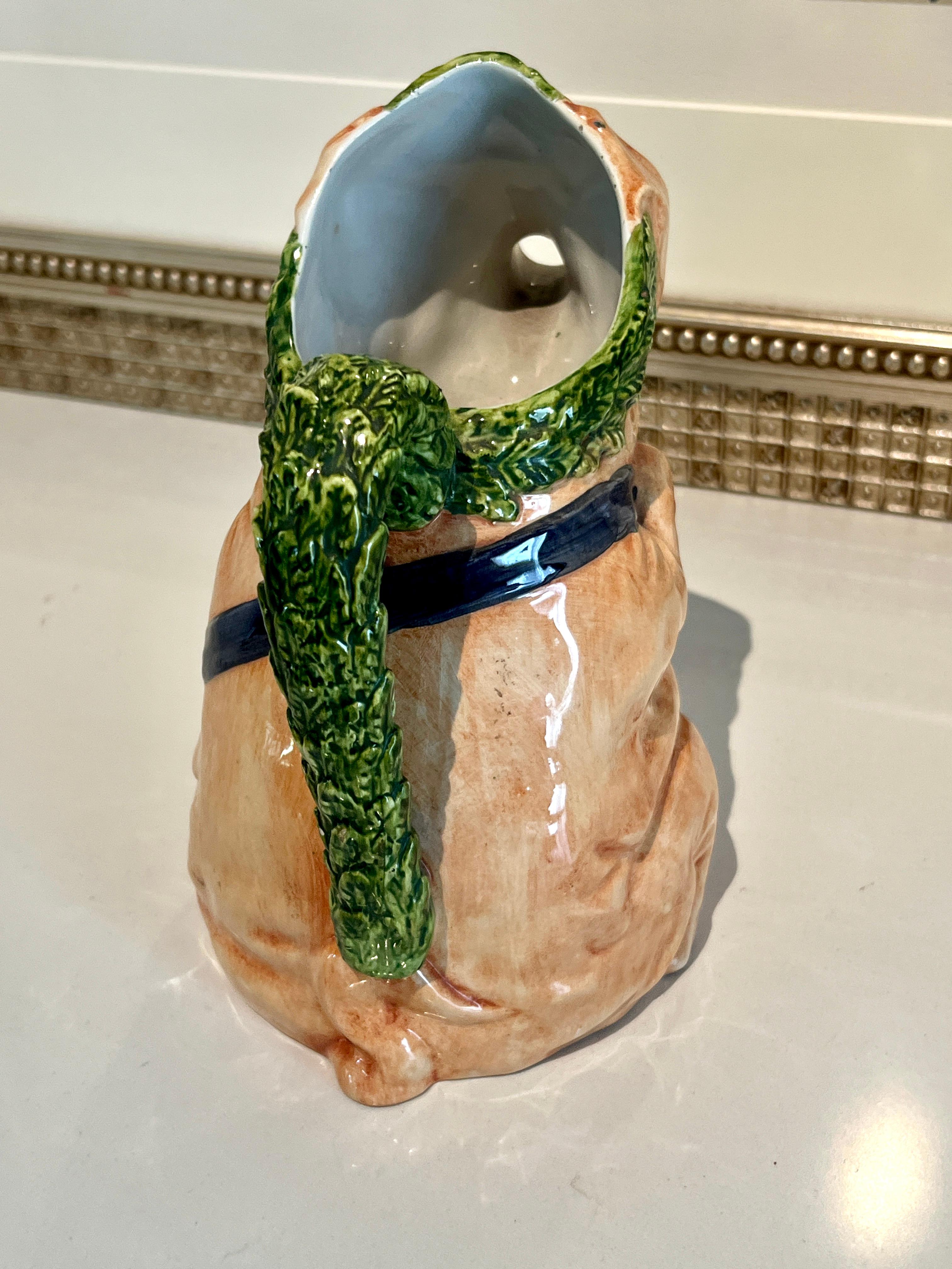 Italienischer Majolika-Fischkrug, signiert und nummeriert (Keramik) im Angebot