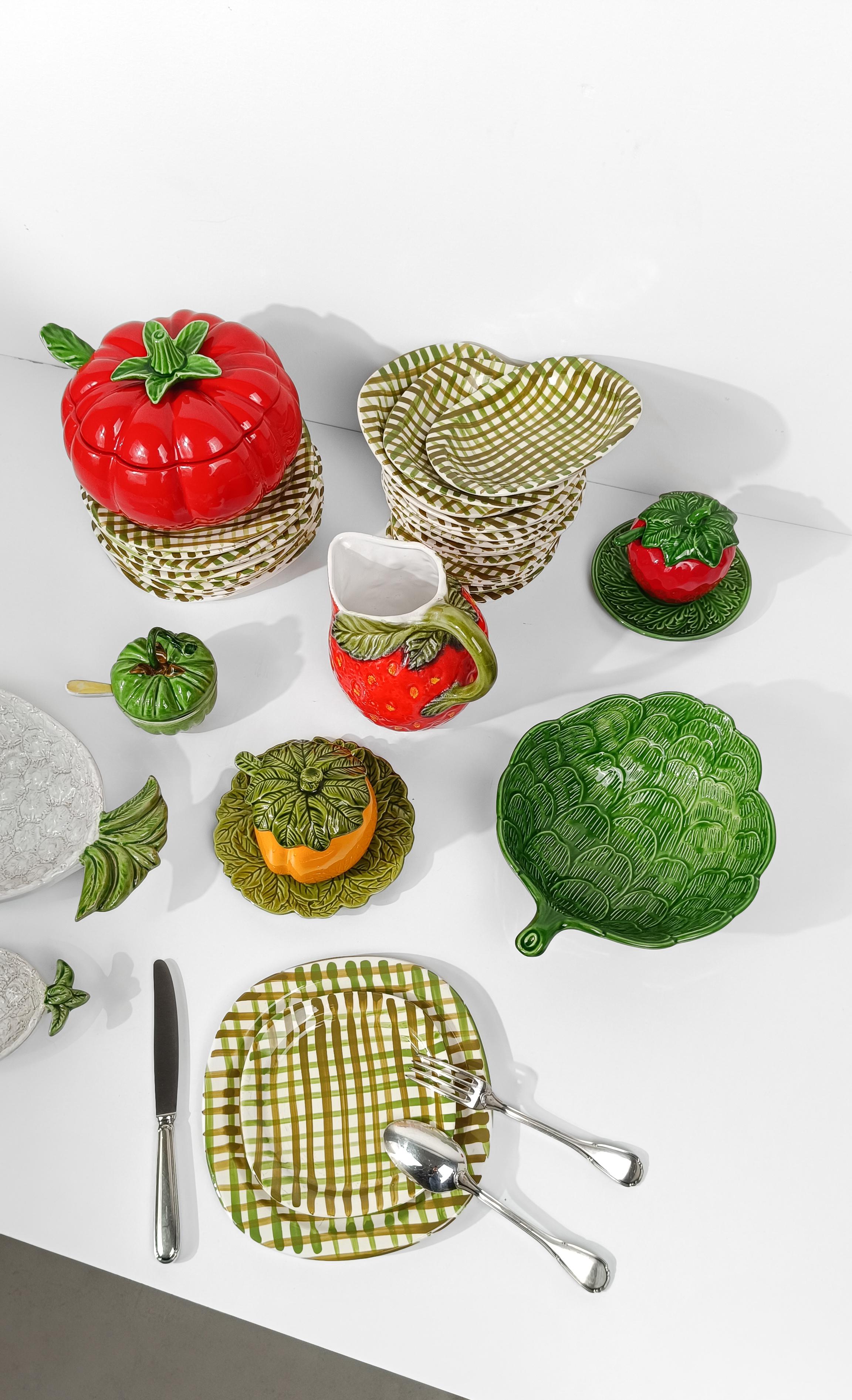 Pongo a la venta un elemento extremadamente decorativo y divertido para poner tu mesa.
Fabricado en Italia entre los años 70 y 80, este cuenco para servir forma parte de una exitosa serie que incluía numerosas vajillas con forma de frutas y