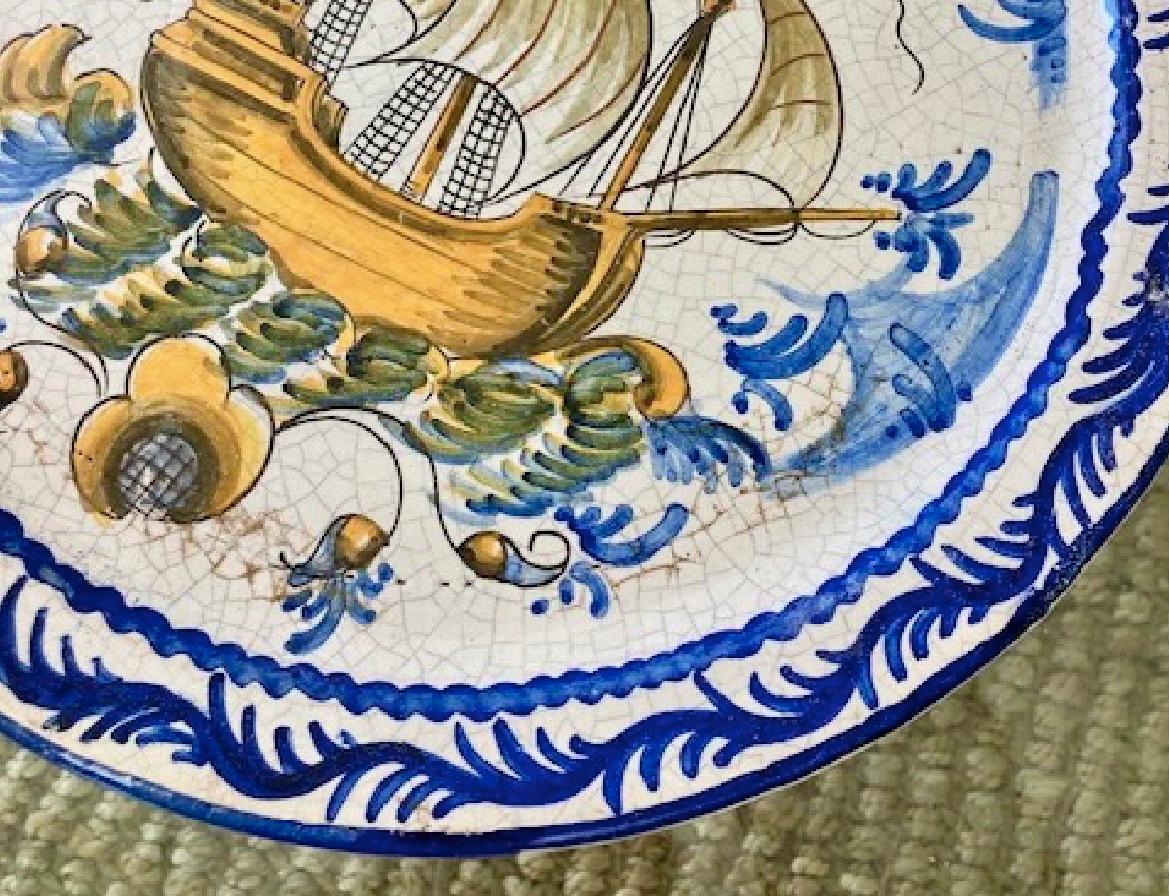 Paire d'assiettes murales de bateau en majolique italienne en vente 1