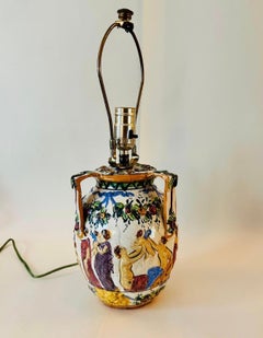 Lámpara de Tarro en Relieve Romano de Terracota Estilo Mayólica Italiana con Pantalla de Lino