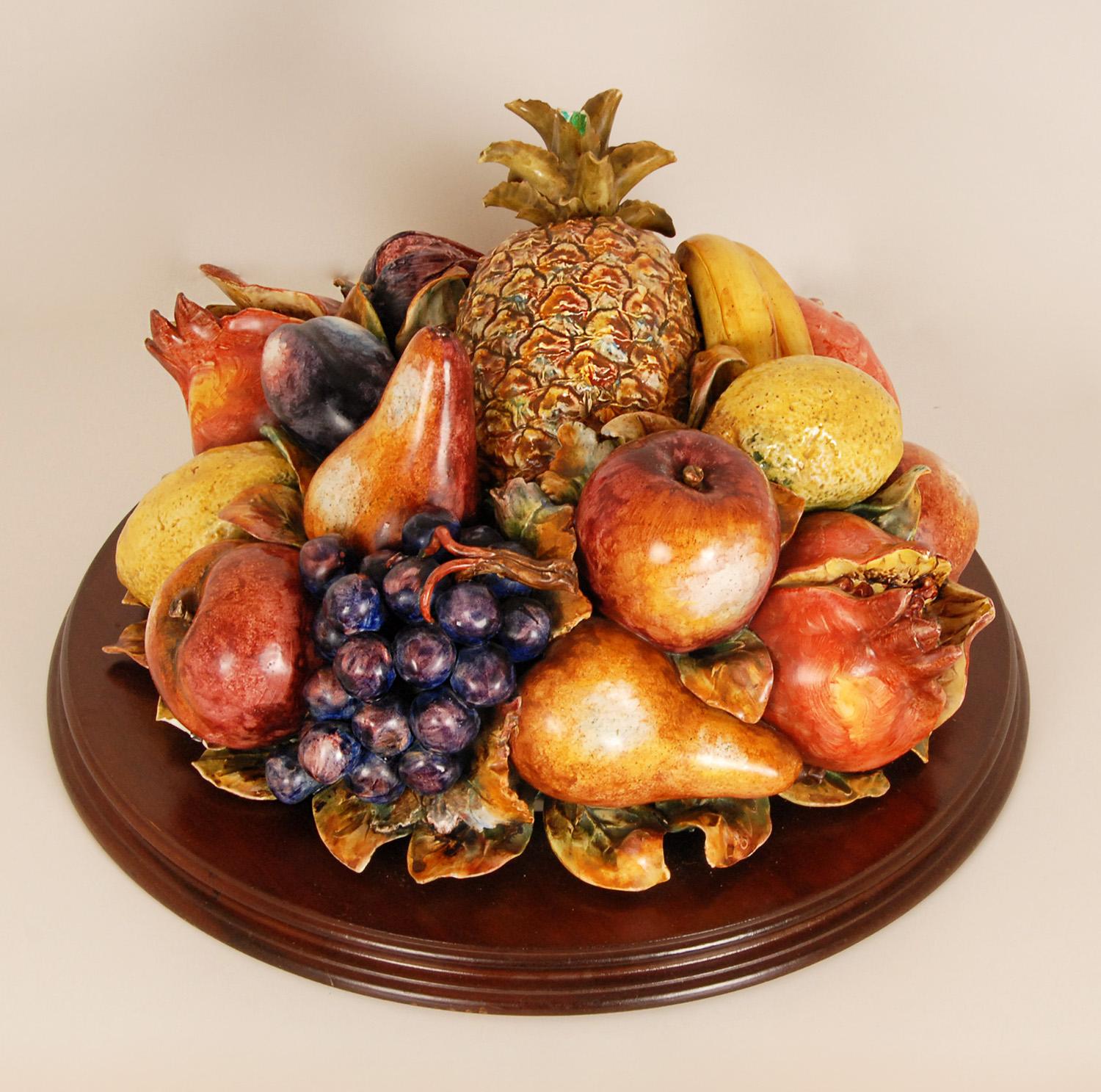 Centro de mesa de mayólica italiana Trompe l'Oeil Cesta de fruta cerámica de los años 50 en venta 3