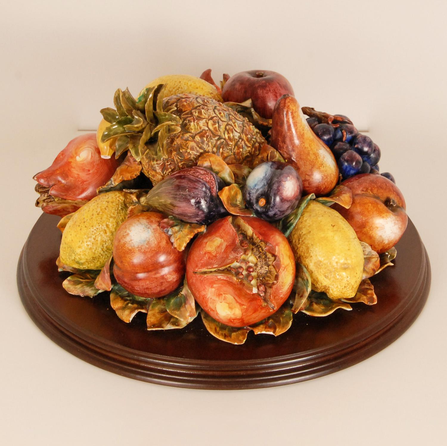 Un delicioso centro de mesa XL de mayólica de mediados de siglo con trampantojos de frutas variadas.
Totalmente artesanal y pintado a mano
Diseño al estilo de: Joseph Saissi, Menton, Loza de Palissy, Longchamp, Delphin Massier, Vallauris,