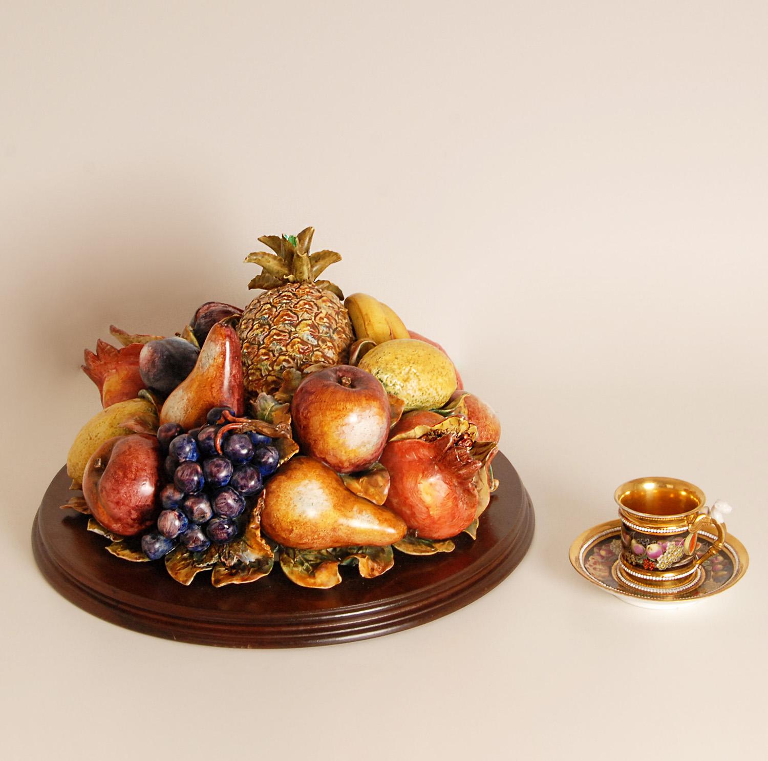 Centro de mesa de mayólica italiana Trompe l'Oeil Cesta de fruta cerámica de los años 50 Barroco en venta