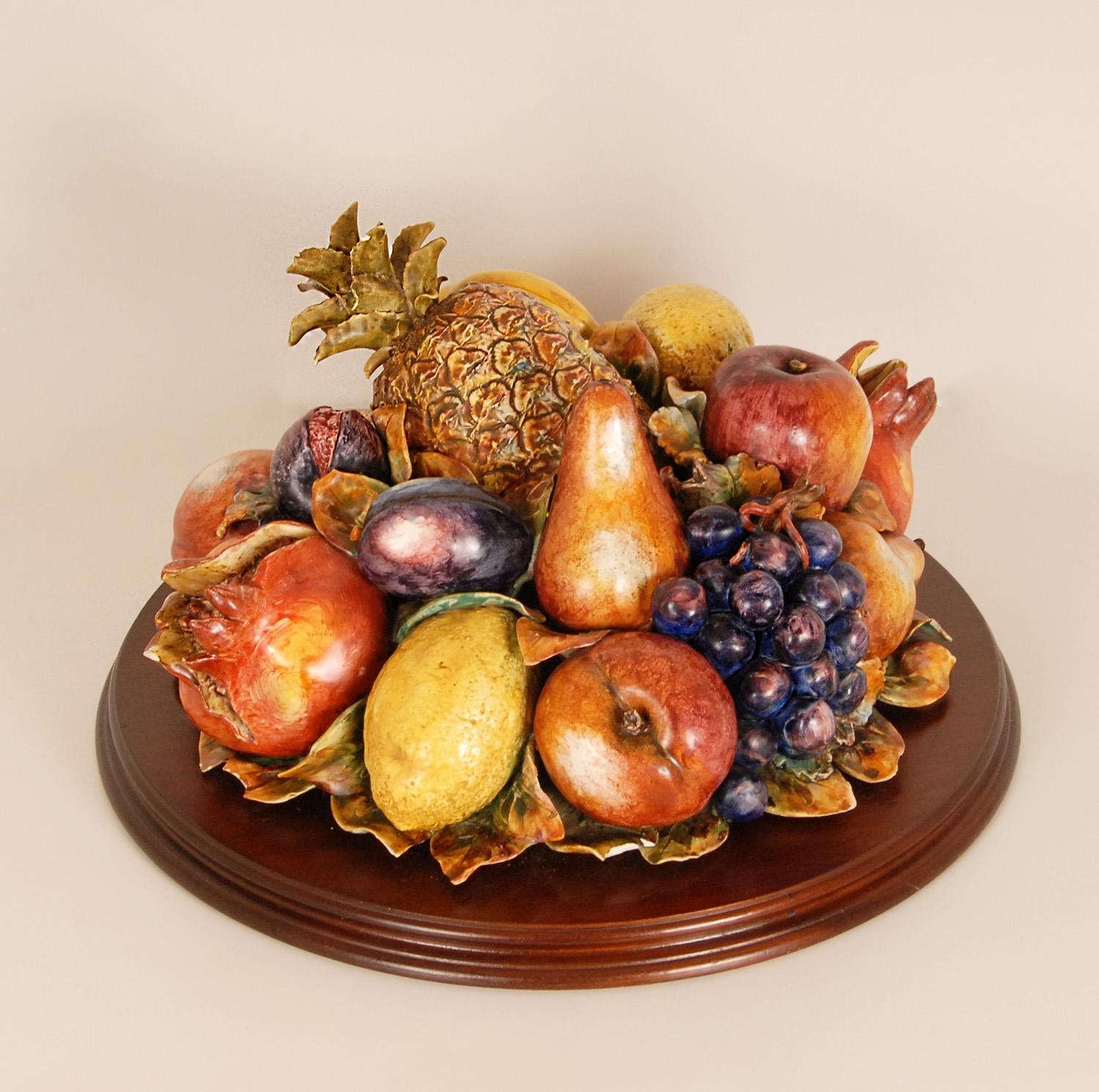 Centro de mesa de mayólica italiana Trompe l'Oeil Cesta de fruta cerámica de los años 50 Italiano en venta