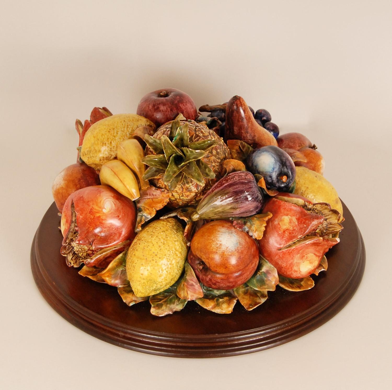 Centro de mesa de mayólica italiana Trompe l'Oeil Cesta de fruta cerámica de los años 50 Hecho a mano en venta