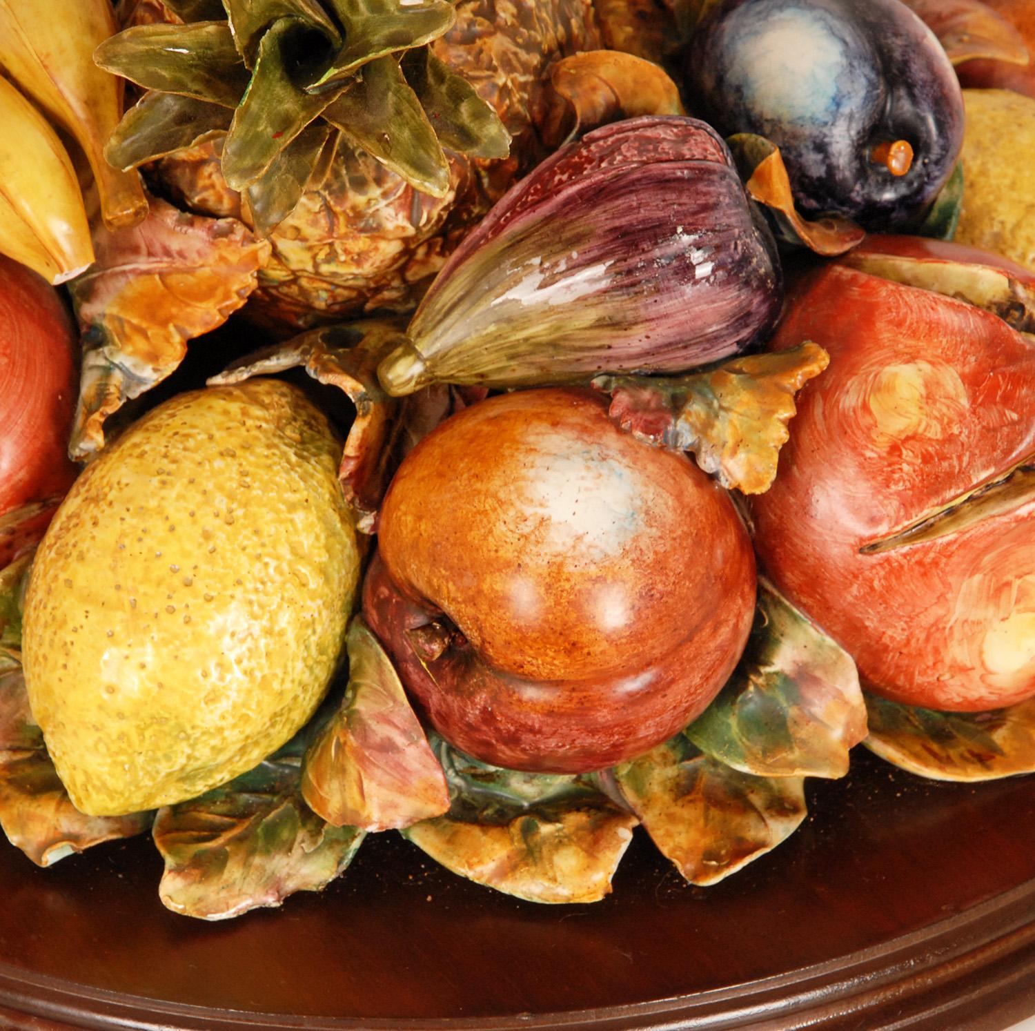 Centro de mesa de mayólica italiana Trompe l'Oeil Cesta de fruta cerámica de los años 50 en Bueno estado para la venta en Wommelgem, VAN