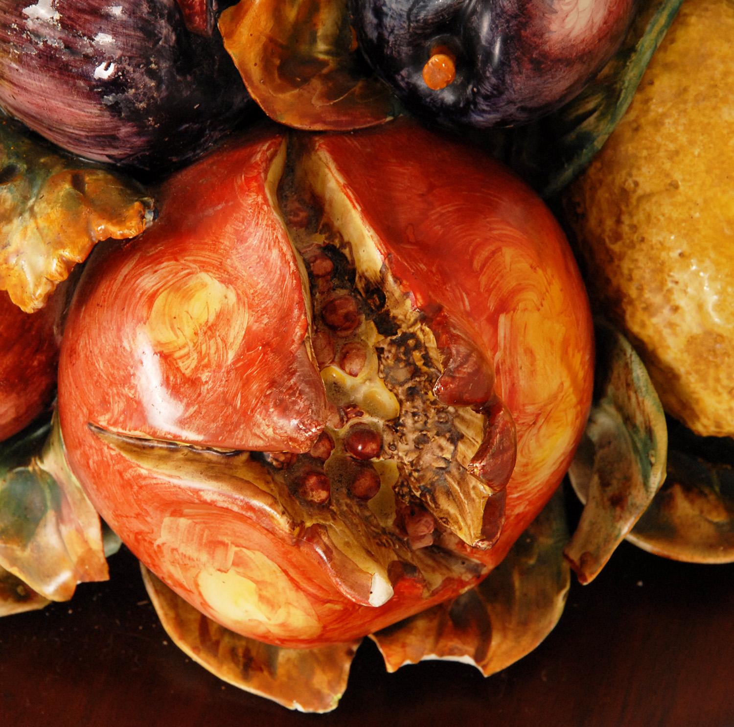 Centro de mesa de mayólica italiana Trompe l'Oeil Cesta de fruta cerámica de los años 50 siglo XX en venta