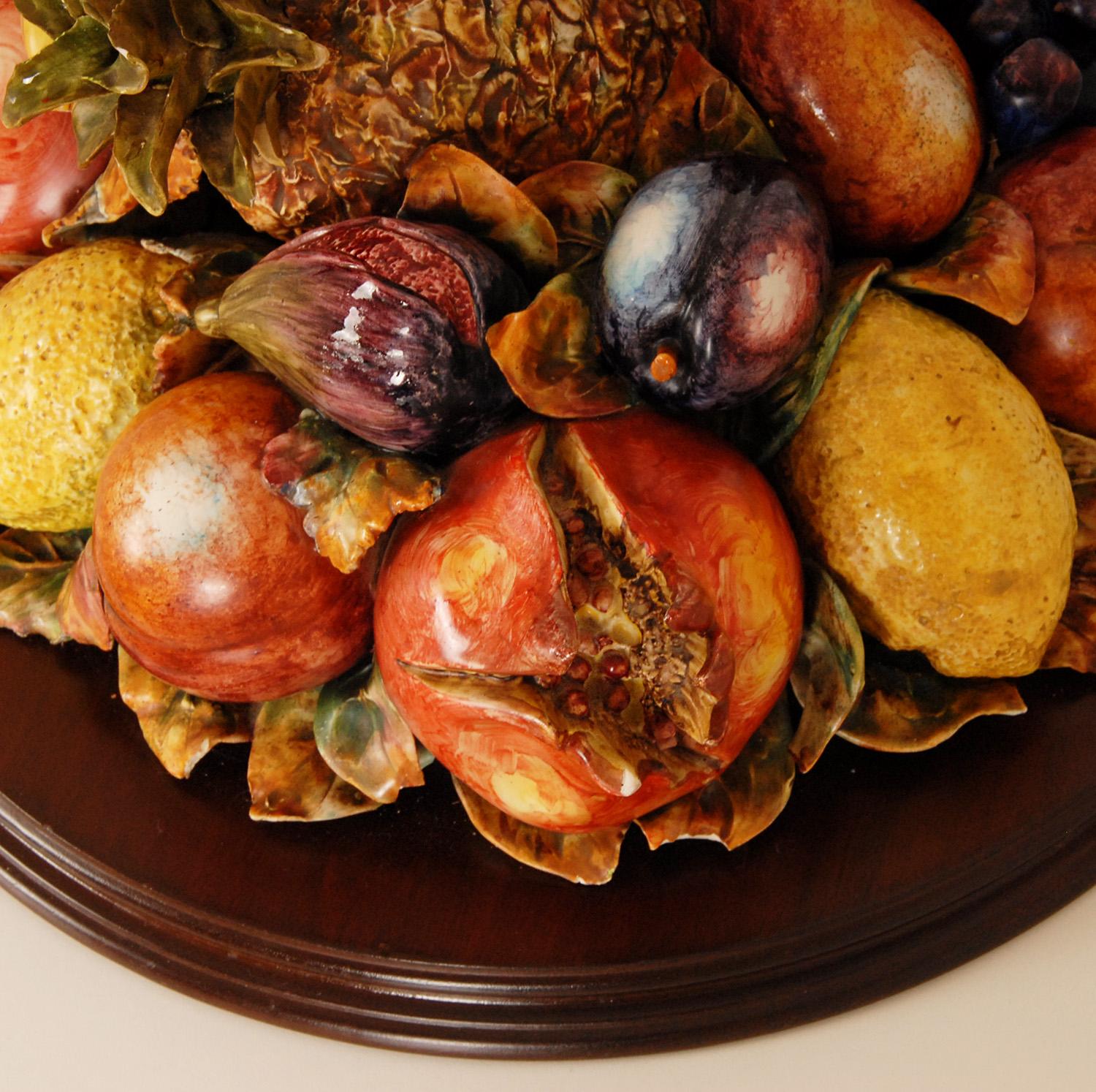 Centro de mesa de mayólica italiana Trompe l'Oeil Cesta de fruta cerámica de los años 50 Mayólica en venta