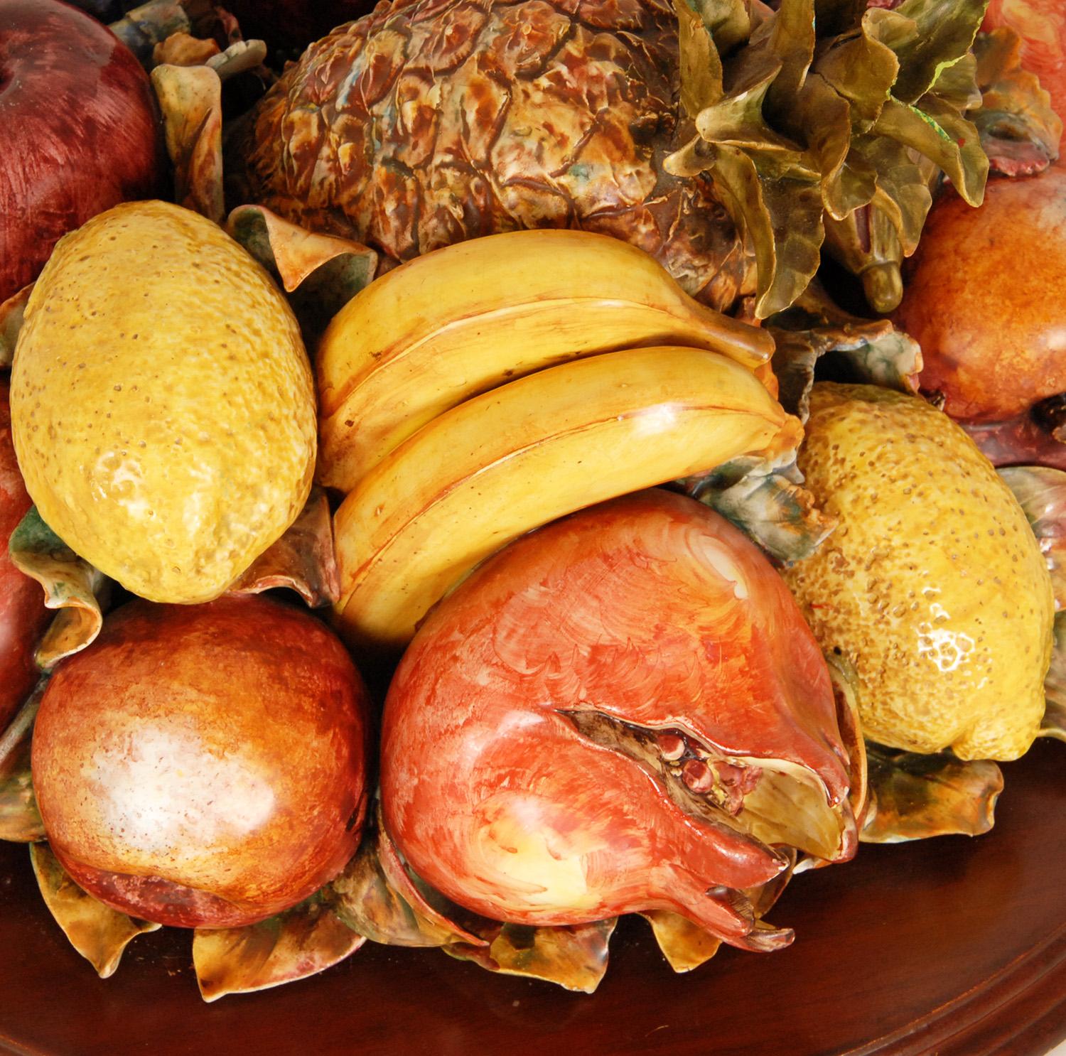 Centro de mesa de mayólica italiana Trompe l'Oeil Cesta de fruta cerámica de los años 50 en venta 1