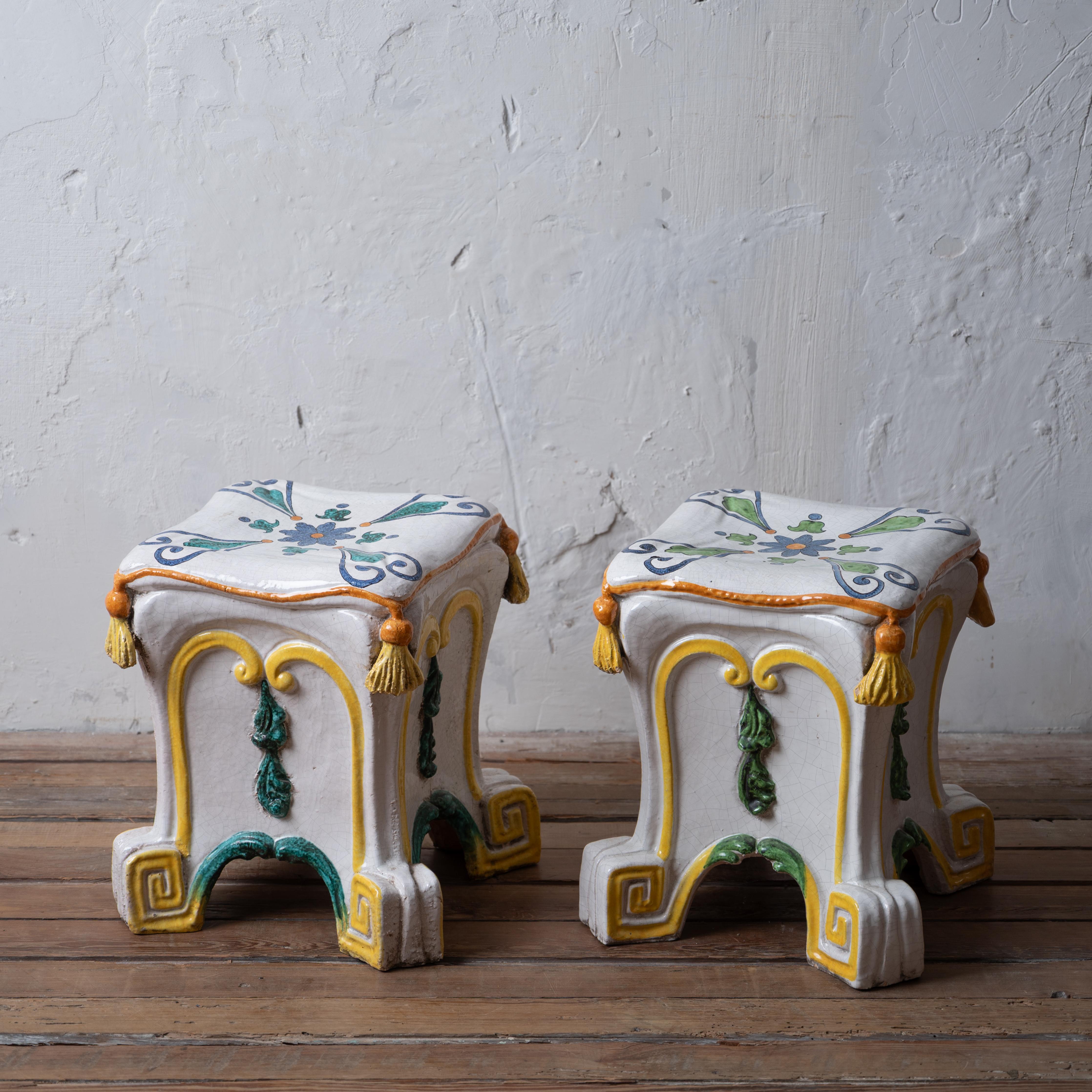 Ein Paar italienische Majolika-Trompe L'Oeil-Gartenhocker, Mitte 20.



13 Zoll breit, 13 Zoll tief und 15 ½ Zoll hoch



