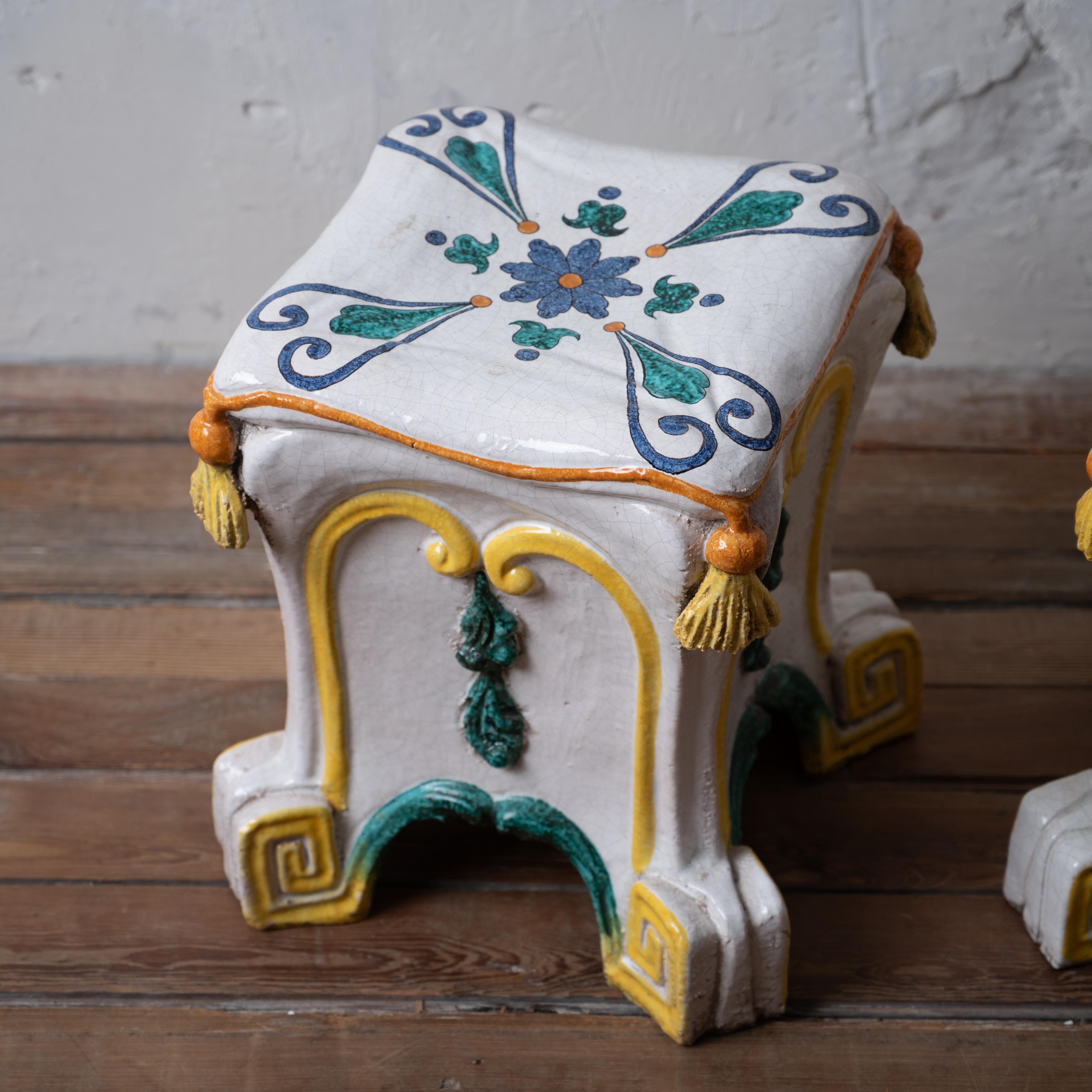 Italienische Majolika Trompe l'Oeil Gartenhocker (20. Jahrhundert) im Angebot