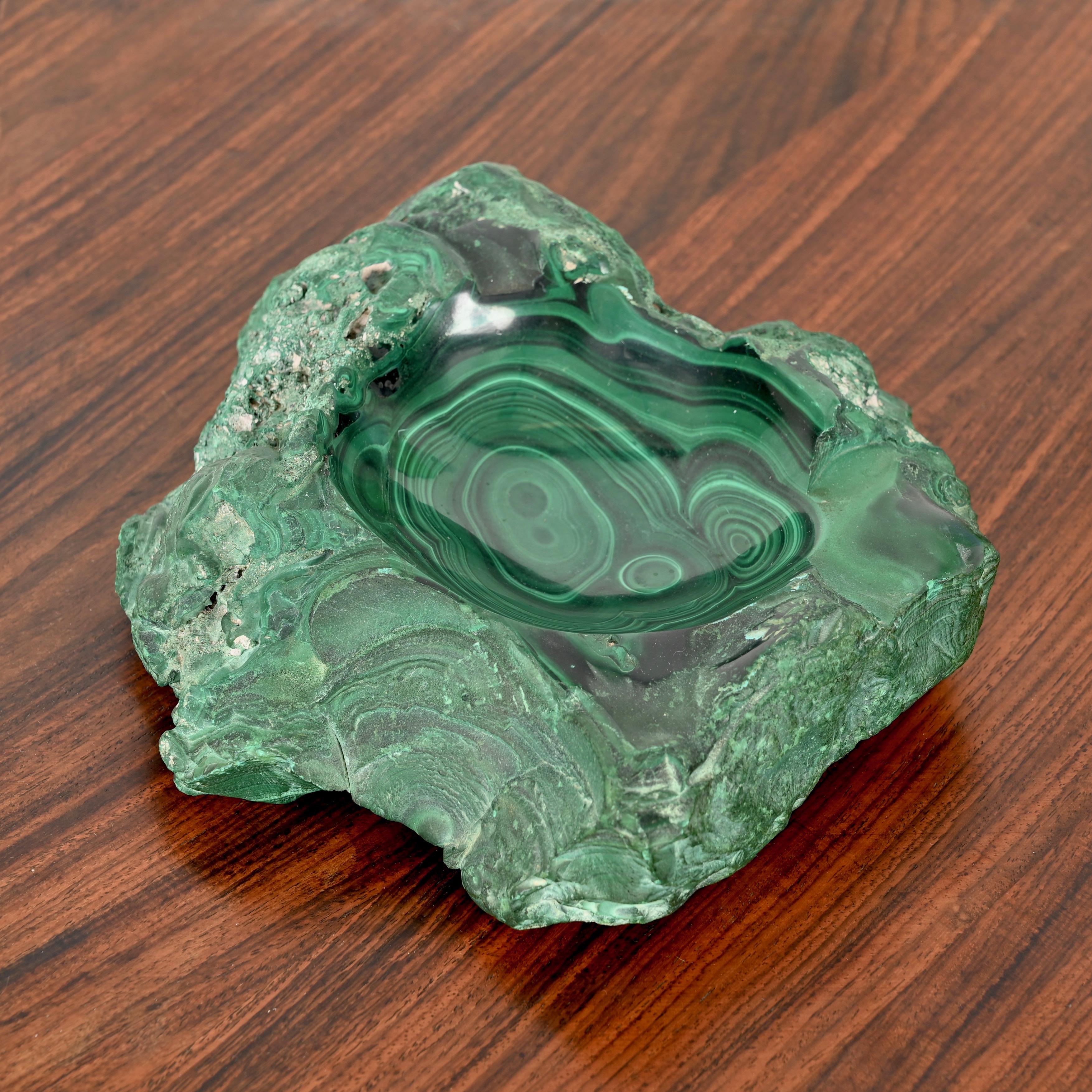 Stunning organically shaped Mid-Century modernist vide-poche or ashtray made in solid Malachite from Elba Island in Tuscany, Italy, circa 1970.

Featuring a large piece of amazing of rough Malachite, which is polished in the inside tray. The end