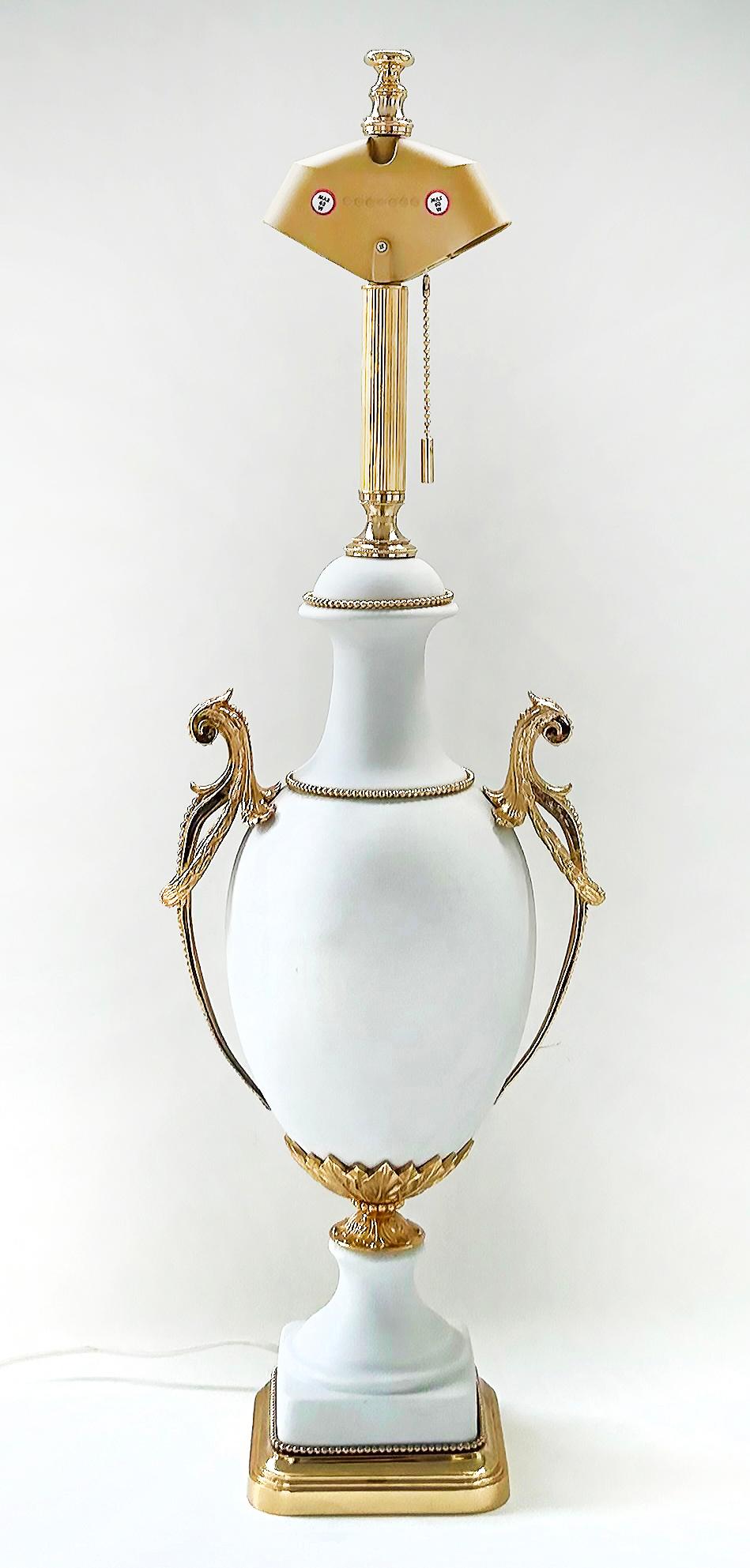 Italienische Mangani Firenze-Tischlampe aus Biskuitporzellan mit 24K  Vergoldete Bronzefassungen

Zum Verkauf angeboten wird eine italienische Mangani Firenze Biskuit-Porzellan-Tischlampe mit 24K Gold vergoldeten Bronzefassungen.  Diese Leuchte im