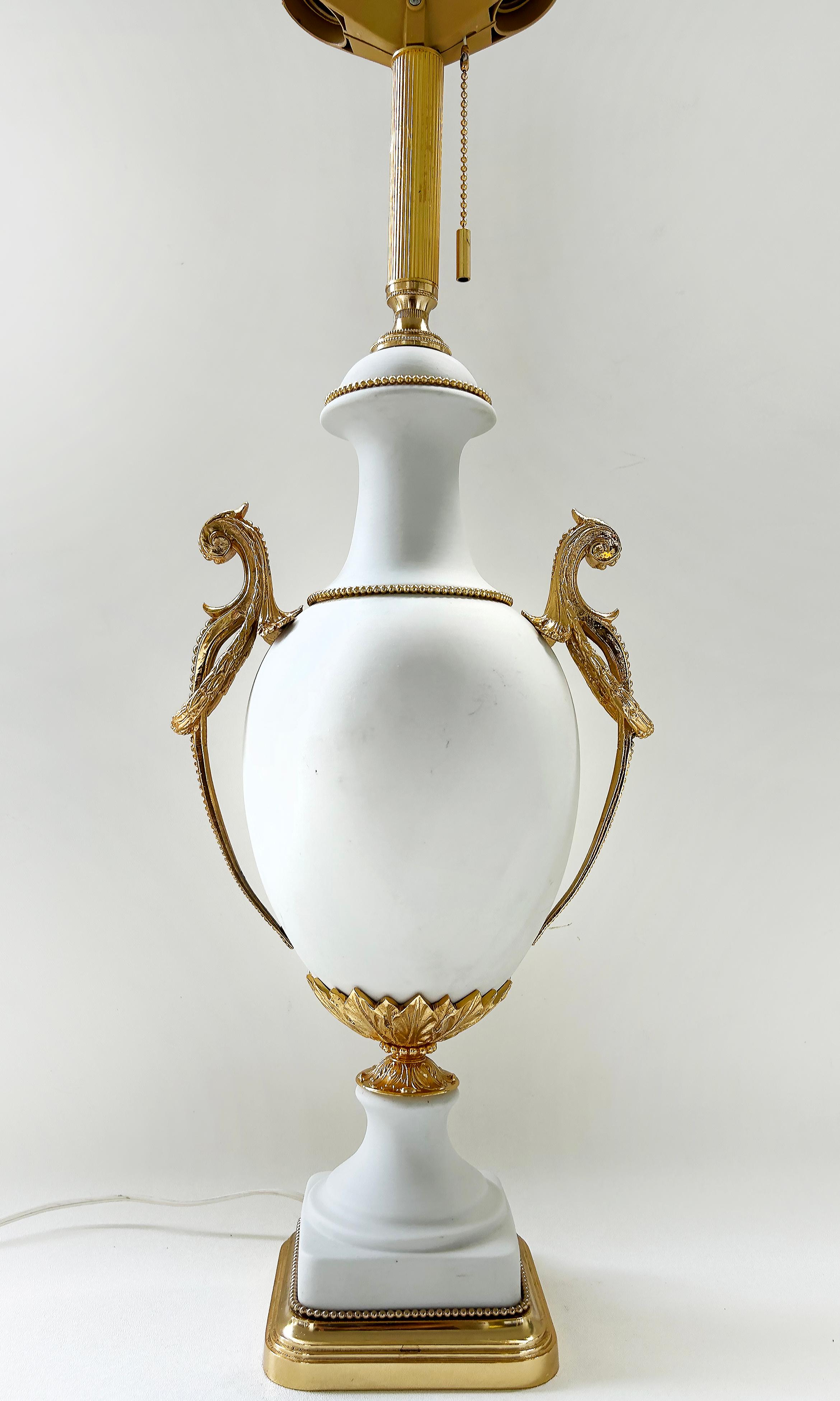 Italienische Mangani Firenze-Tischlampe aus Biskuitporzellan mit 24K  Vergoldete Bronzefassungen (Empire Revival) im Angebot
