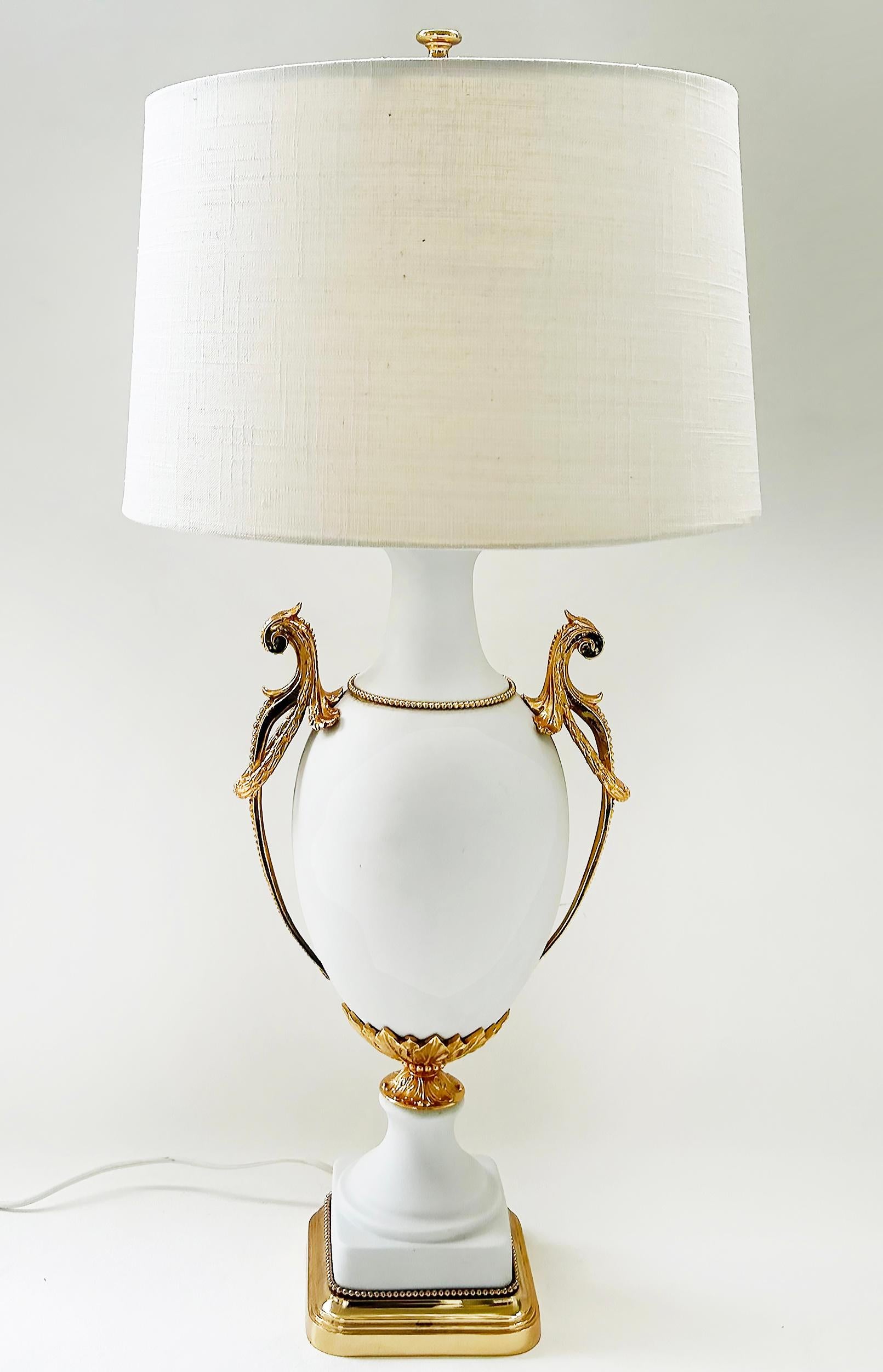 Italienische Mangani Firenze-Tischlampe aus Biskuitporzellan mit 24K  Vergoldete Bronzefassungen (21. Jahrhundert und zeitgenössisch) im Angebot