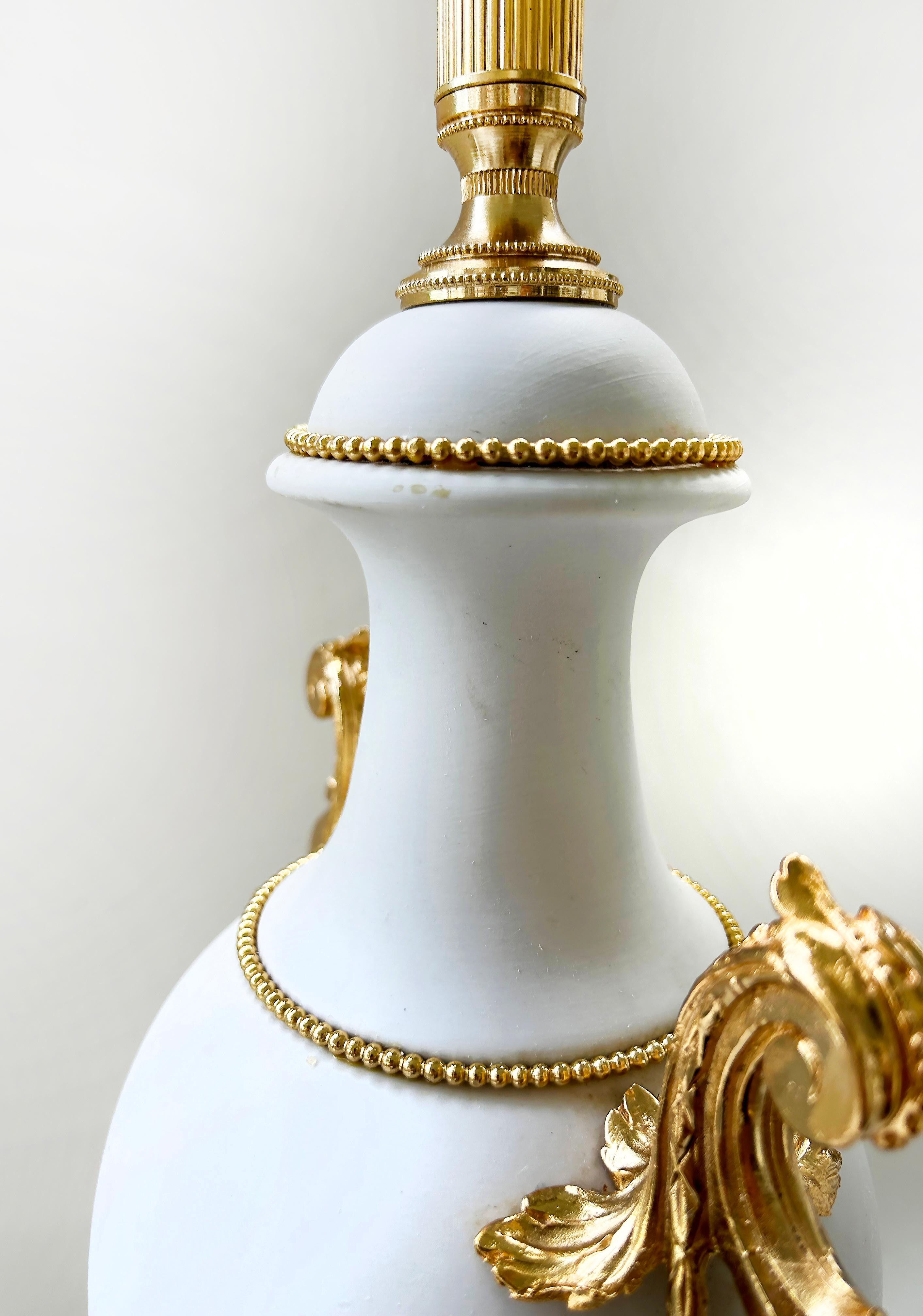 Italienische Mangani Firenze-Tischlampe aus Biskuitporzellan mit 24K  Vergoldete Bronzefassungen im Angebot 1