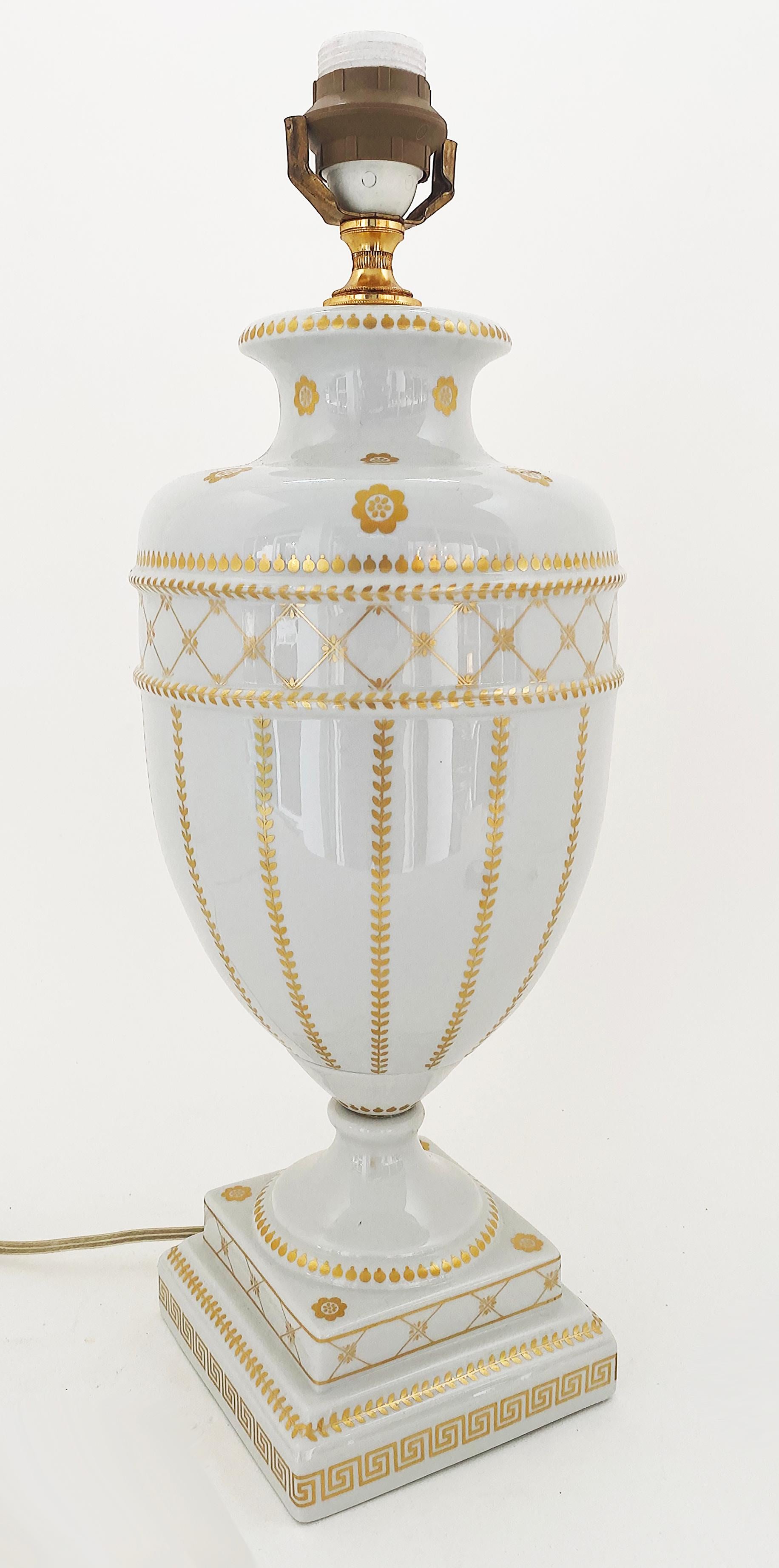 Italienische Mangani Firenze Porzellan vergoldete Urne Tischlampe

Zum Verkauf angeboten wird eine italienische Mangani Firenze weißem Porzellan und vergoldet dekoriert Urne neoklassischen Stil Tischlampe.  Diese Lampe hat eine