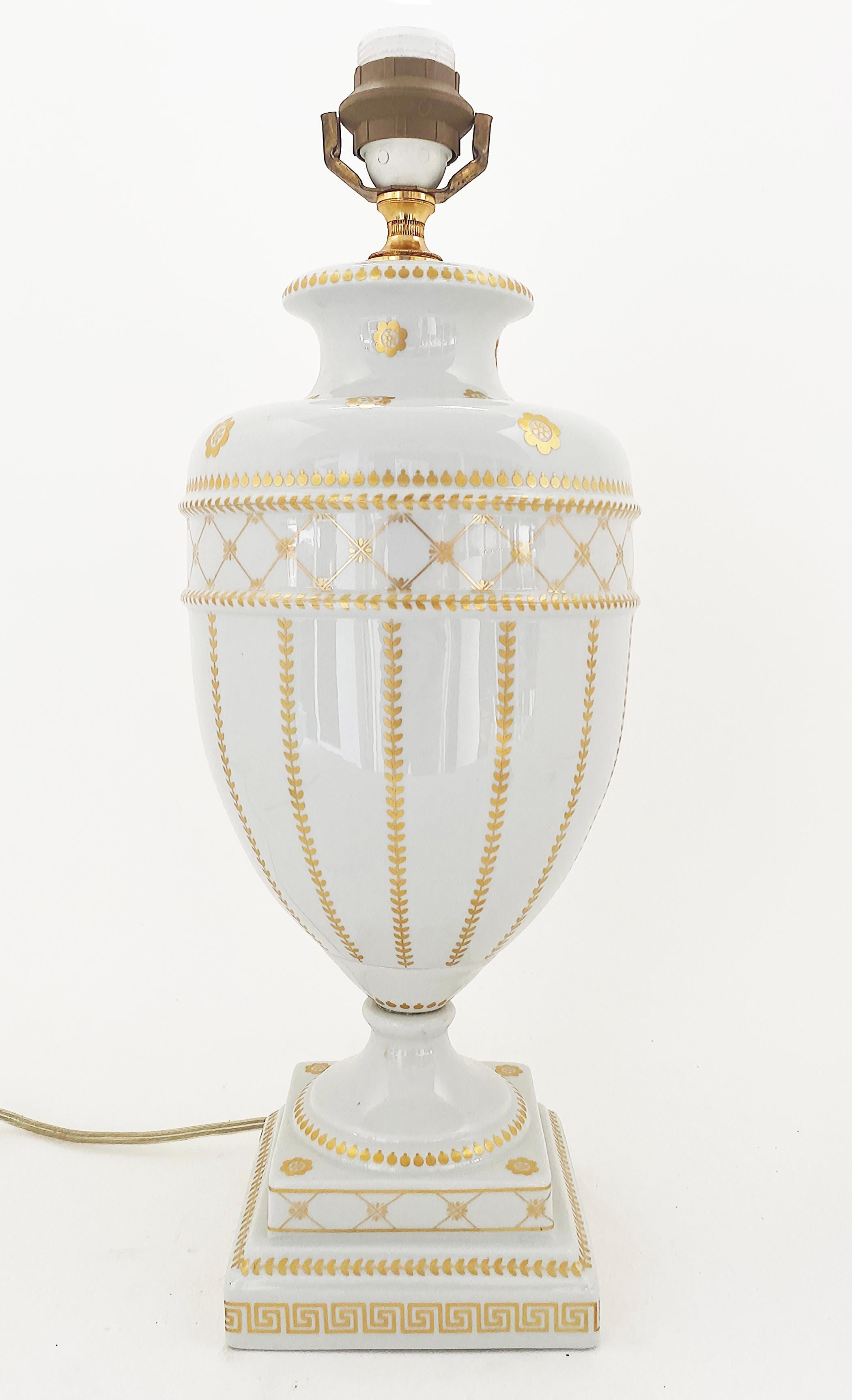 Italienische Mangani Firenze Porzellan vergoldete Urne Tischlampe (Neoklassisch) im Angebot
