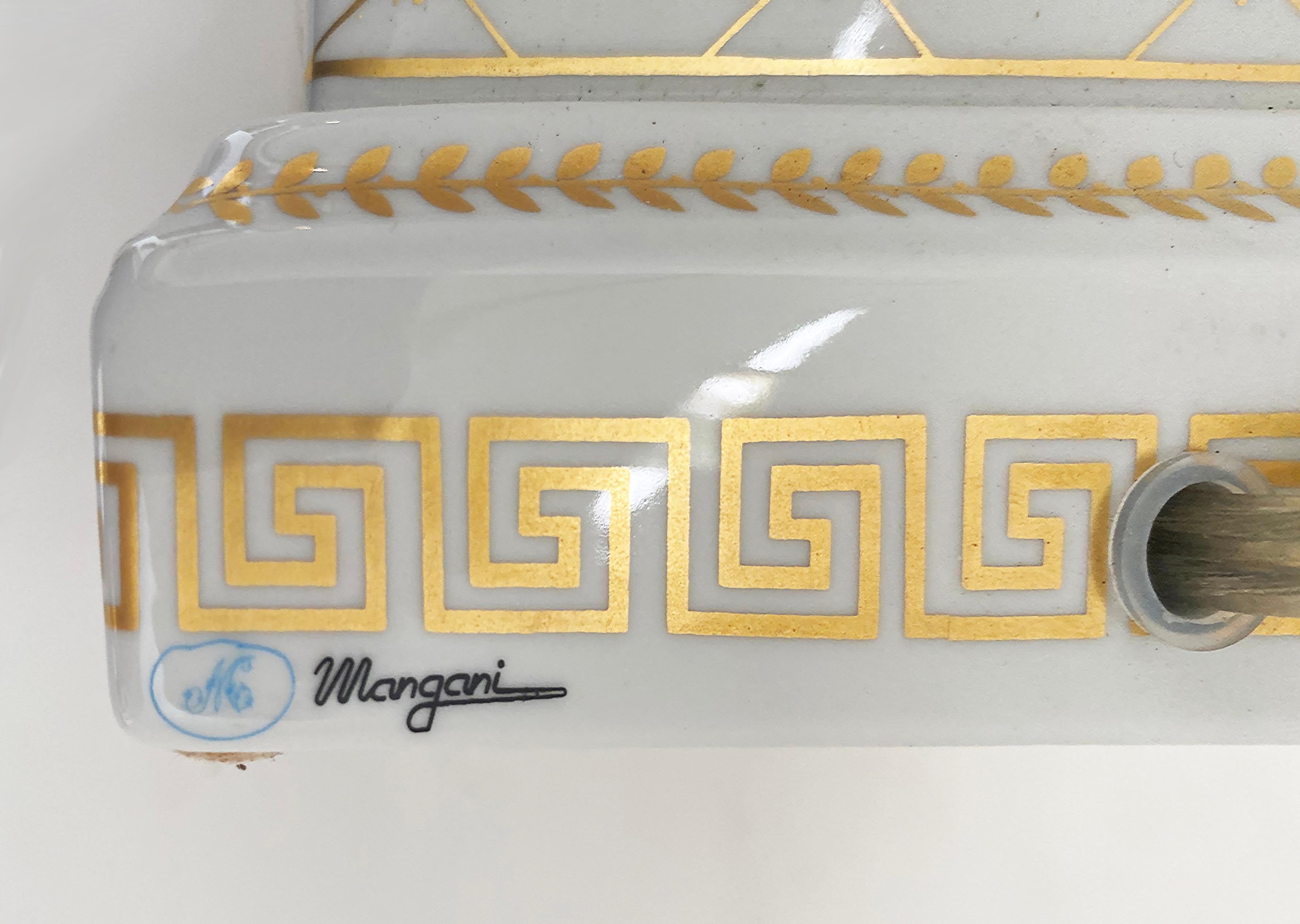 Italienische Mangani Firenze Porzellan vergoldete Urne Tischlampe im Zustand „Gut“ im Angebot in Miami, FL