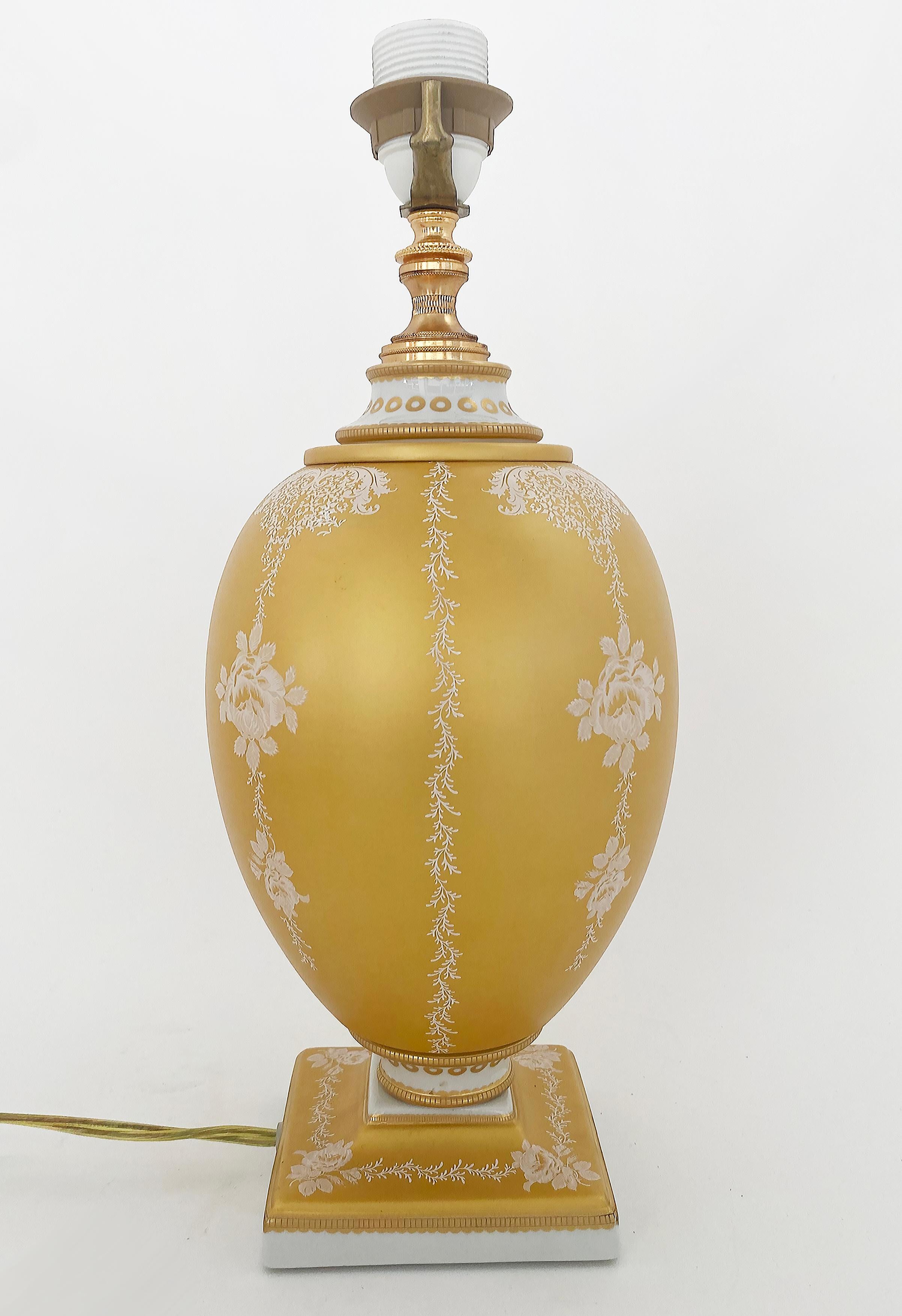 Italian Mangani Firenze Porcelain Table Lamp with Gilt Floral Decoration

Offered for sale is an elegant Italian Mangani Firenze Porcelain gilt floral table lamp. The lamp is delicately decorated with gold and white floral finishes. The base is