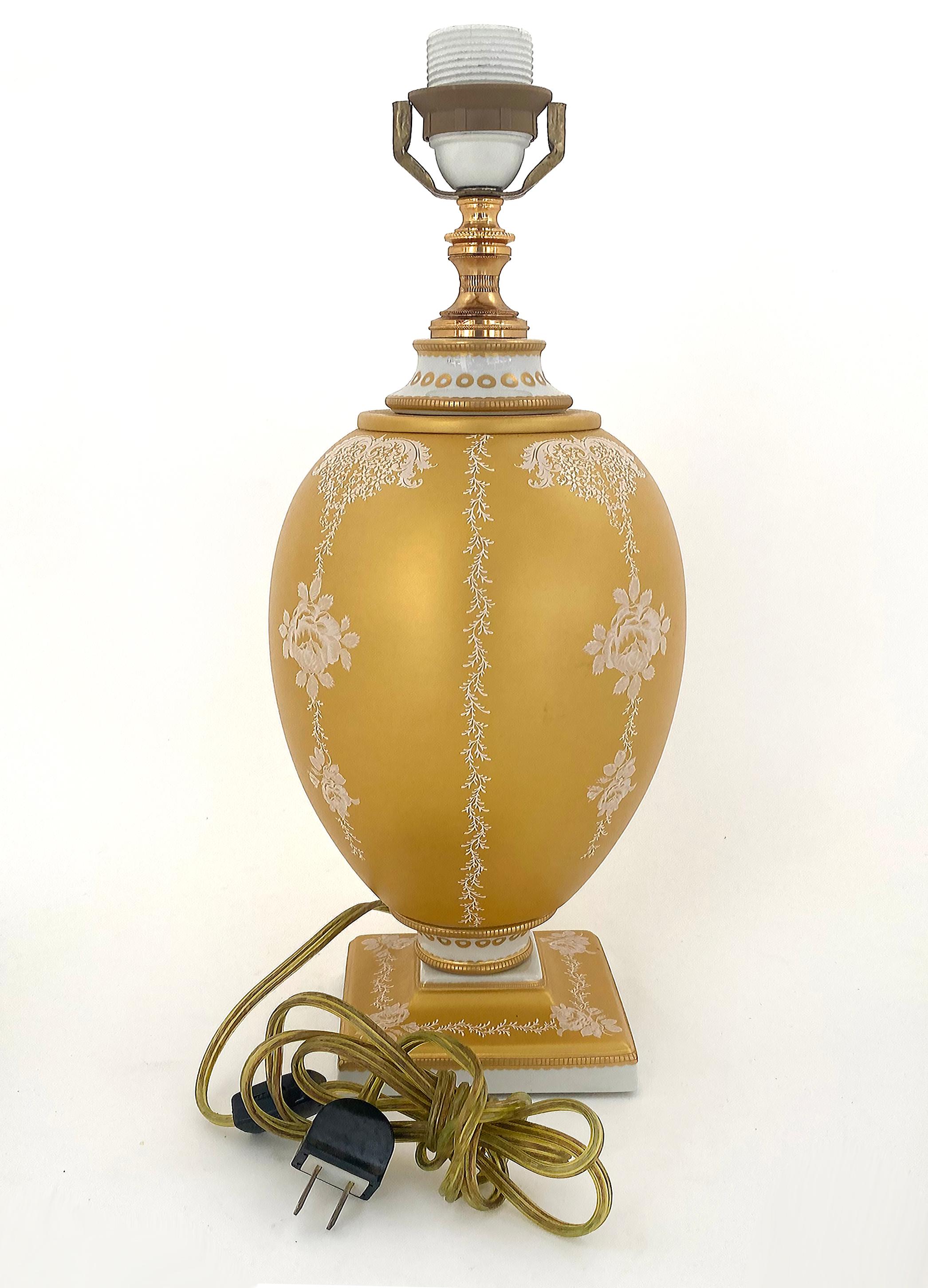 Neoclassical Italian Mangani Firenze Porcelain Table Lamp with Gilt Floral Decoration For Sale