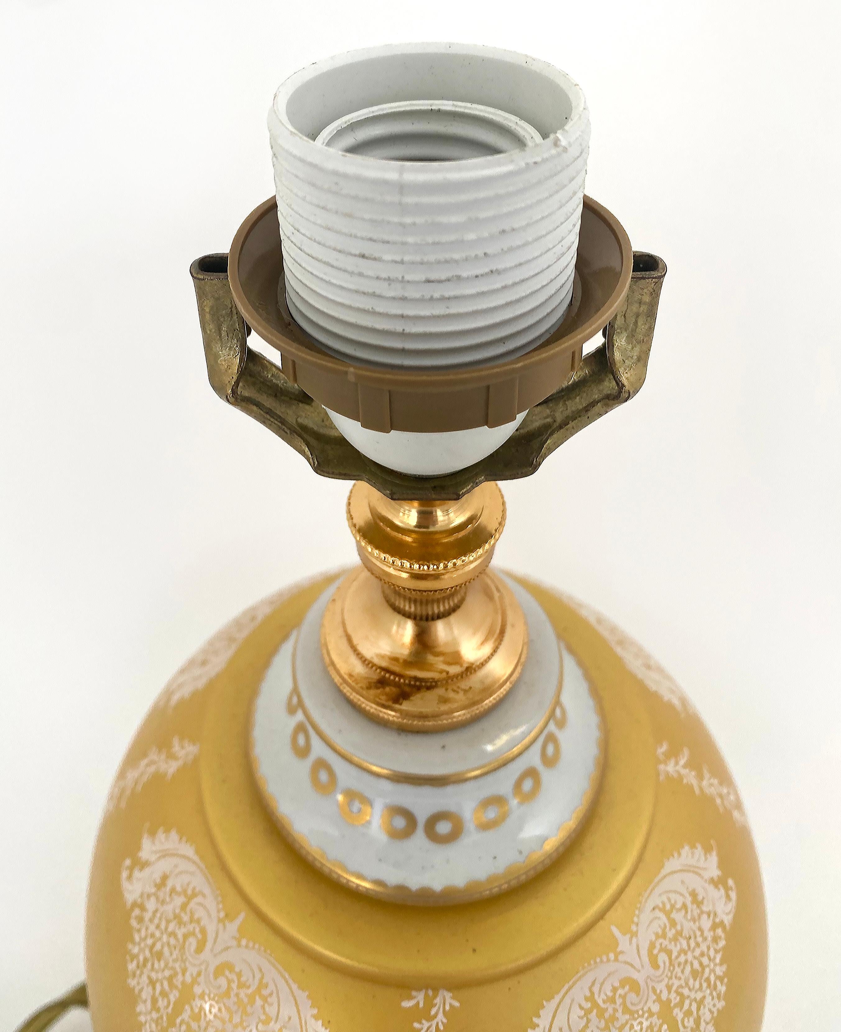 Hand-Painted Italian Mangani Firenze Porcelain Table Lamp with Gilt Floral Decoration For Sale