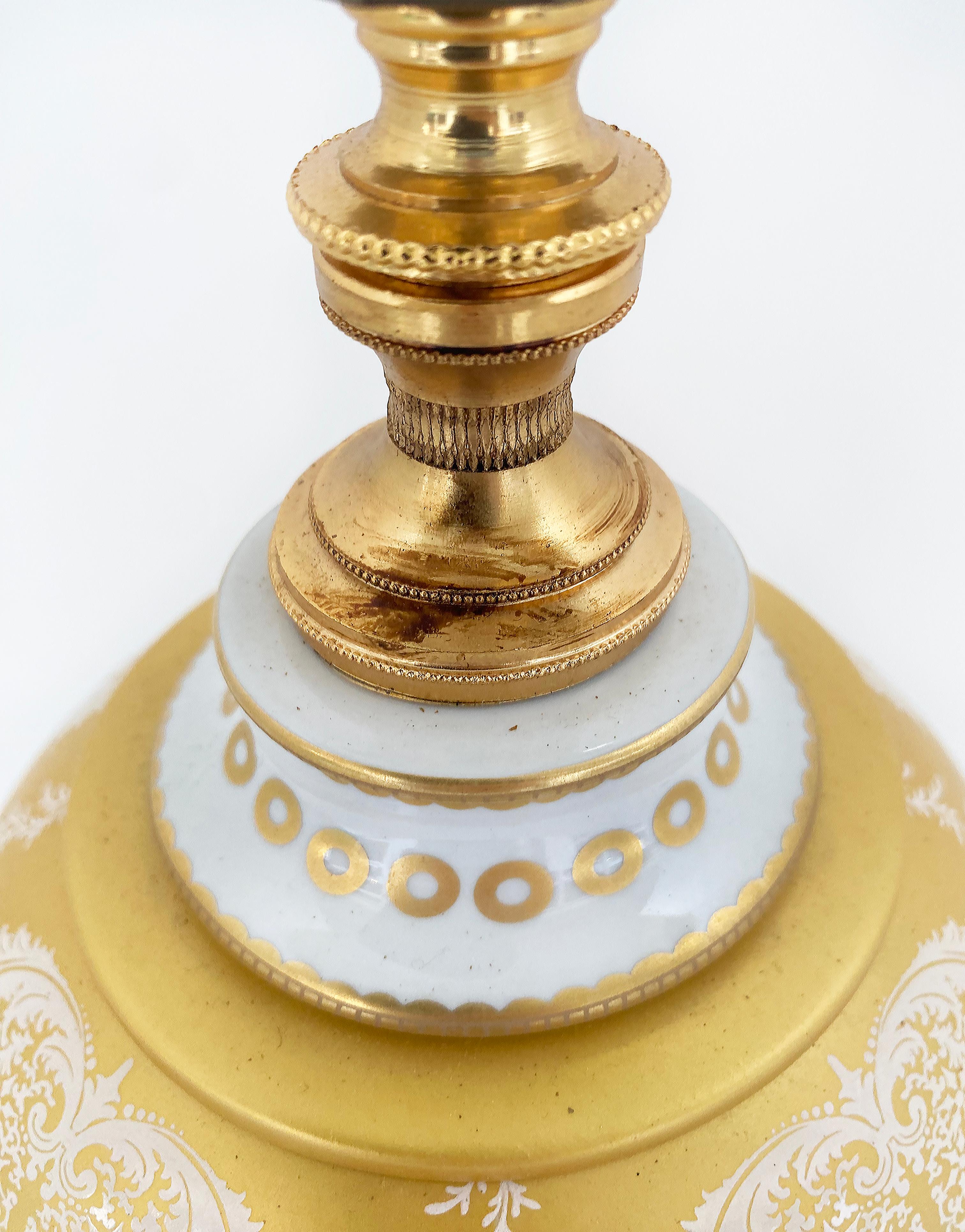 Italian Mangani Firenze Porcelain Table Lamp with Gilt Floral Decoration In Good Condition For Sale In Miami, FL