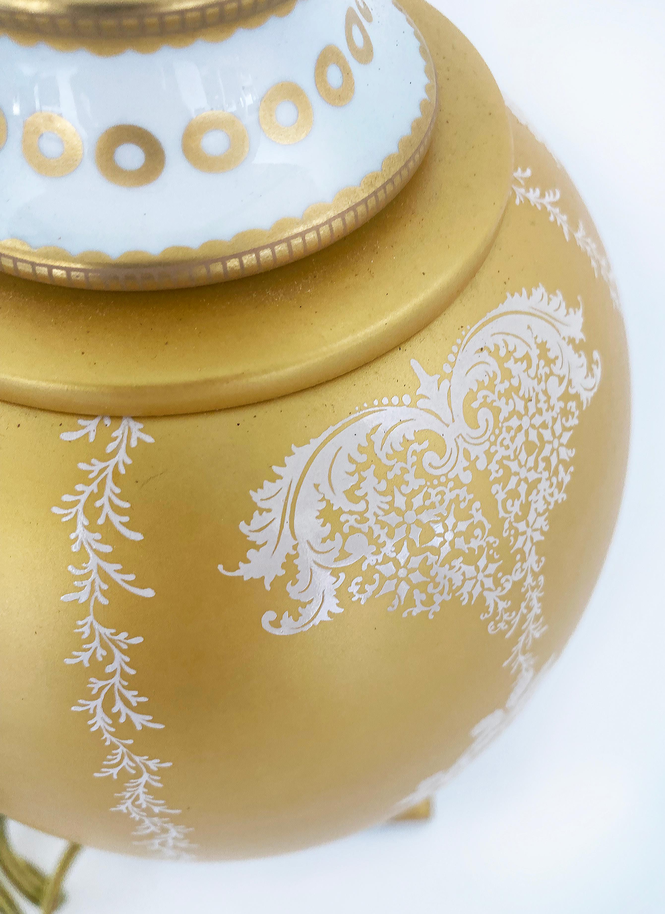 Contemporary Italian Mangani Firenze Porcelain Table Lamp with Gilt Floral Decoration For Sale