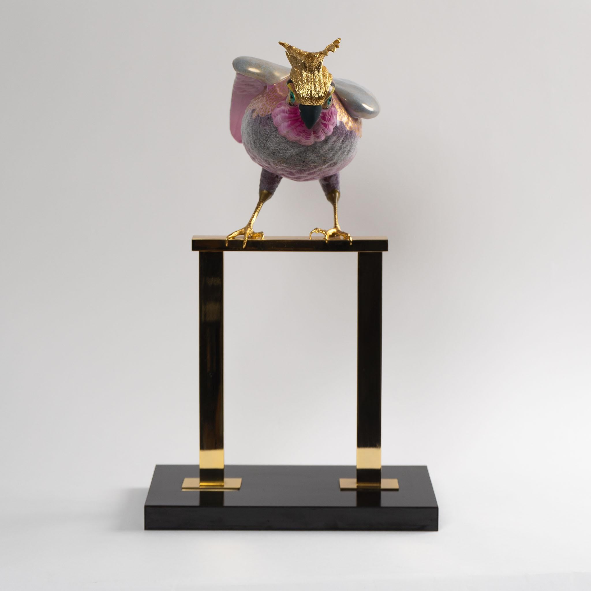 Scultura vintage di pappagallo cacatua di Mangani per Oggetti. Porcellana italiana dipinta a mano con supporto in ottone lucido. Sia la scultura che il supporto sono in eccellenti condizioni vintage. La corona e i piedi sono dorati in oro 24k.