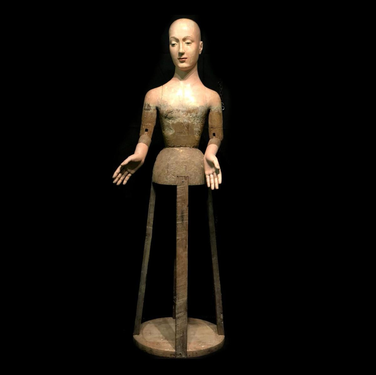 18th century old mannequin of Italian origin (Milan) entirely
solid wood and painted solid wood, very interesting considering
its good state of conservation and its size.

The model is actually 150 cm tall
and relies on a quadripode circular
