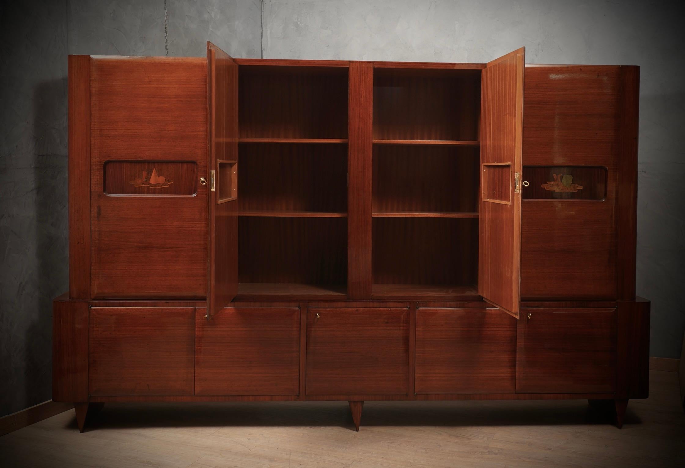 Italienische Manufaktur Bücherregal aus Nussbaumholz aus der Jahrhundertmitte, 1950 im Zustand „Gut“ in Rome, IT