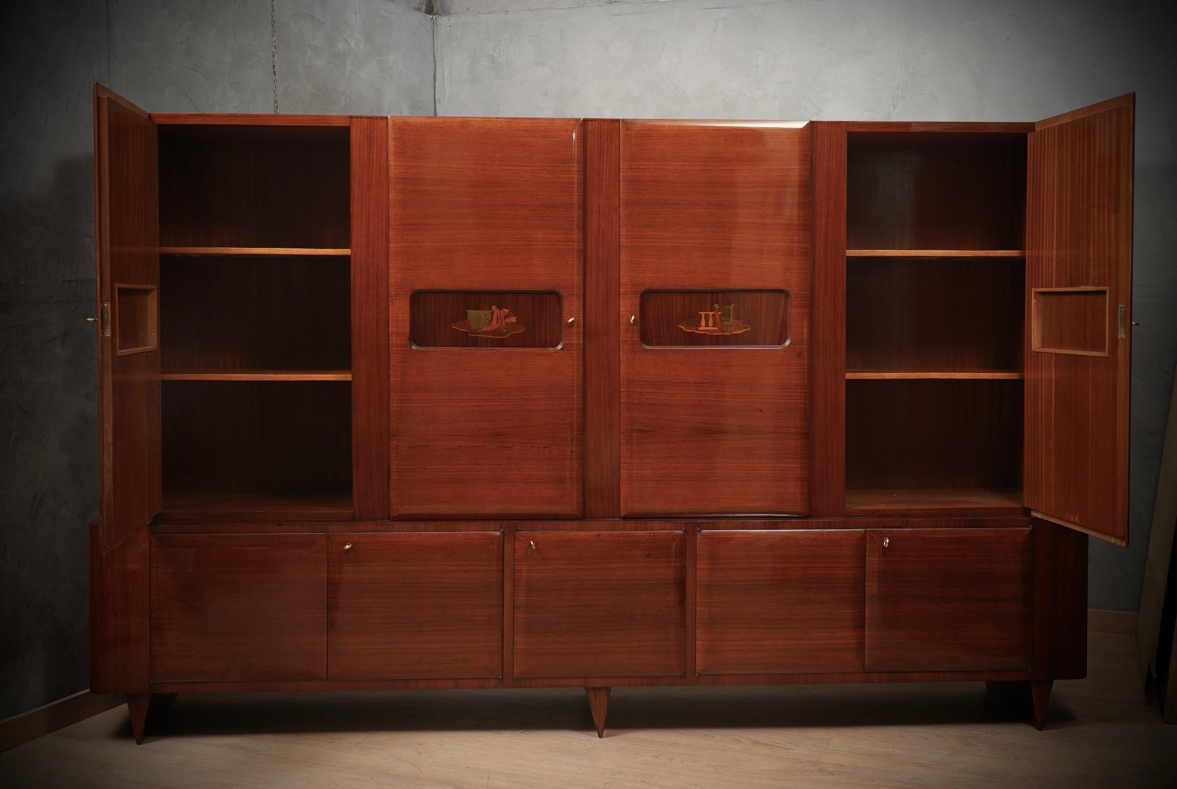 Italienische Manufaktur Bücherregal aus Nussbaumholz aus der Jahrhundertmitte, 1950 (Moderne der Mitte des Jahrhunderts)