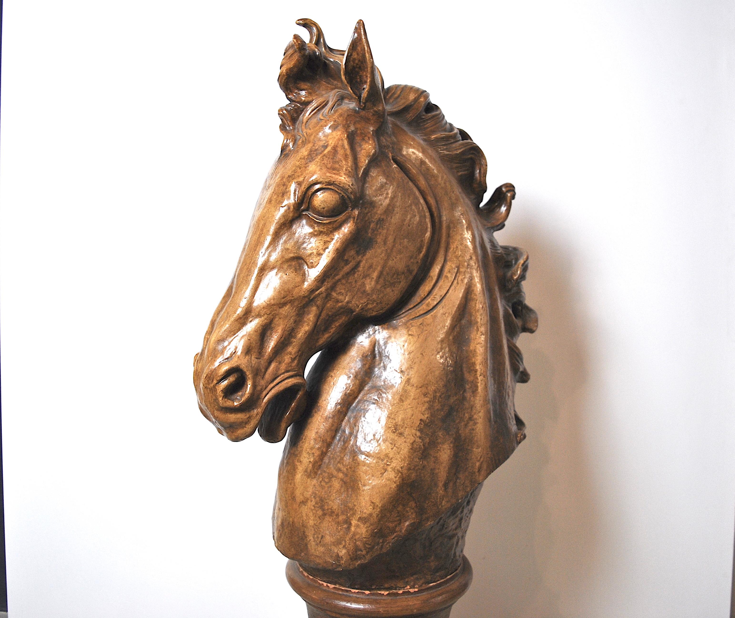 Keramikskulptur eines Pferdekopfes aus der Mitte des Jahrhunderts, typische italienische Herstellung aus den 1950er Jahren.