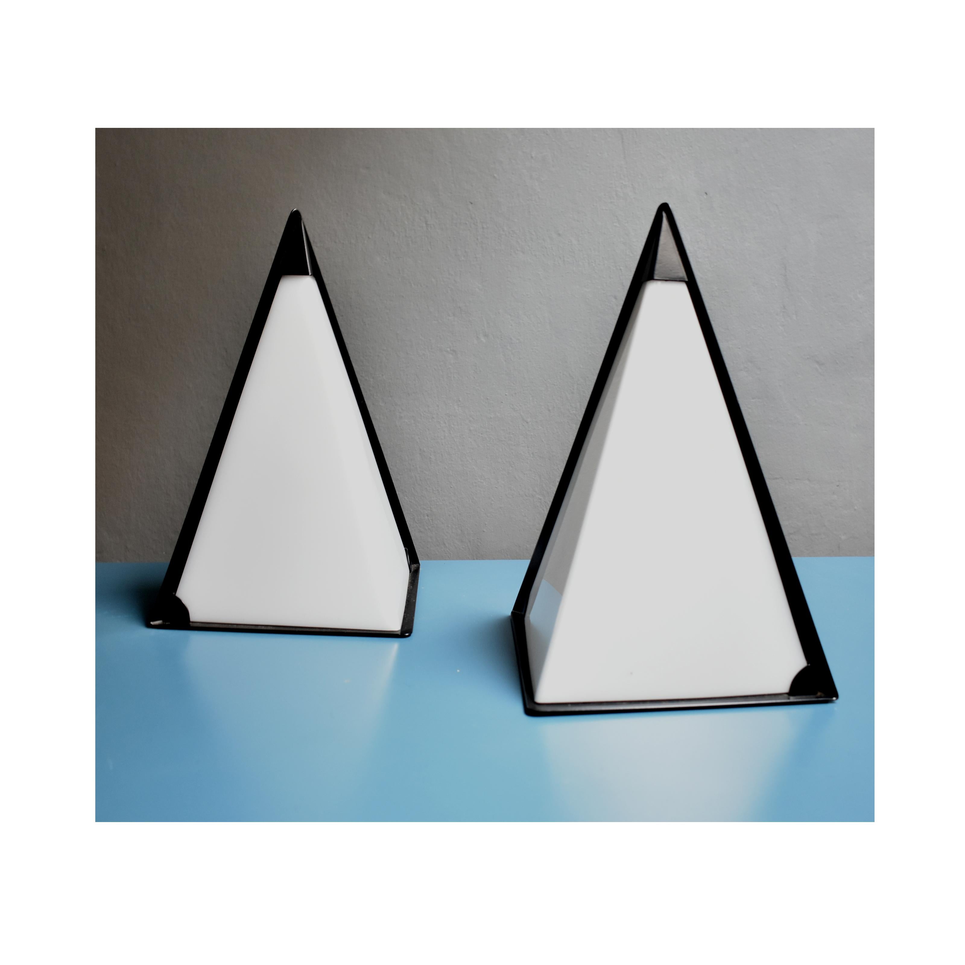 Italian manufacture, vintage table lamp by Zonca from 1980
The lamps have a pyramidal shape, with an external  black iron structure and white plastic diffuser.
Very good condition, however the lamp may show traces related to time. 
it is