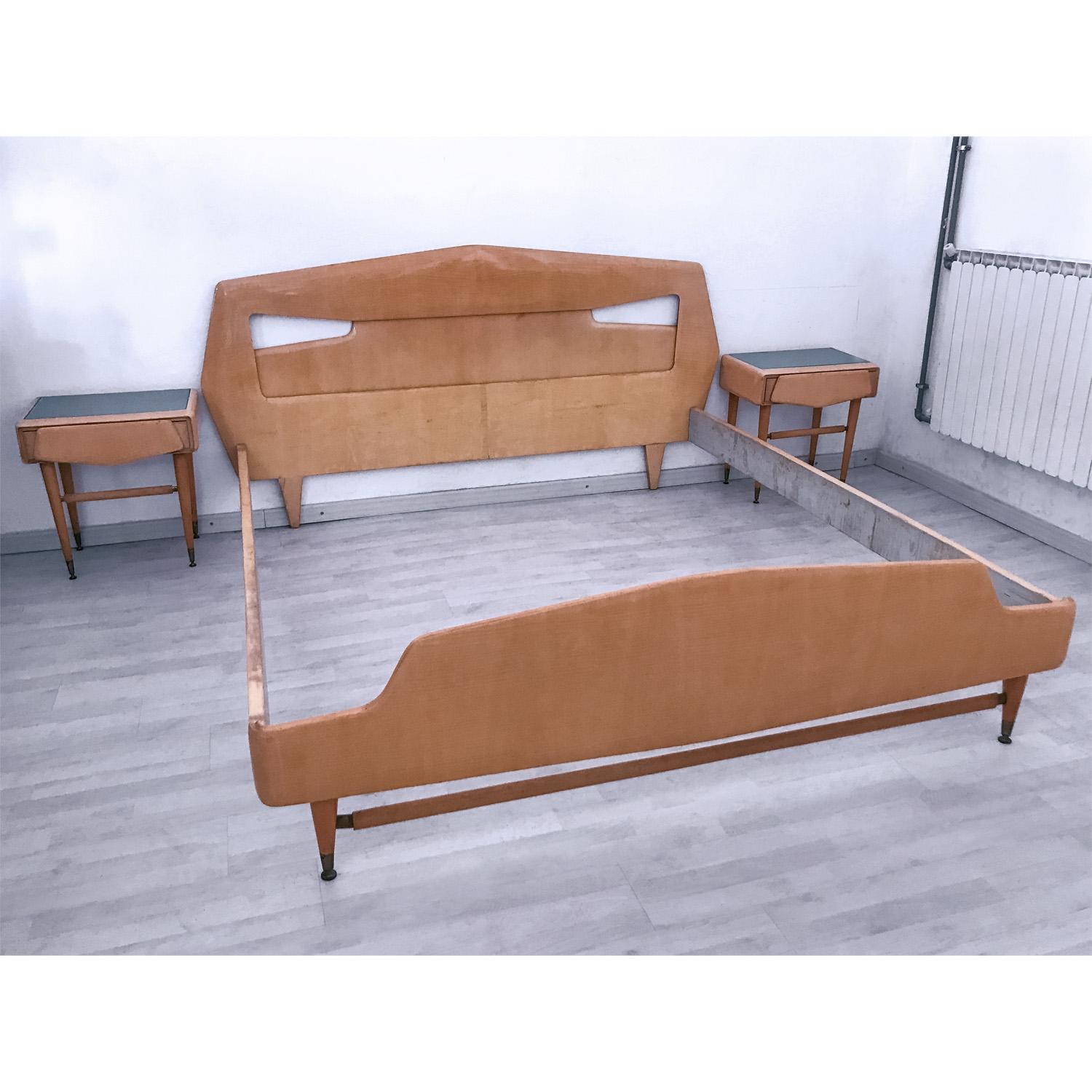 For your consideration an elegant double bed frame accompanied by its two bedside tables, all characterized by a catchy sculptural design attributable to Silvio Cavatorta in 1950s.

All the structures are made of a gorgeous bleached maple wood.
The