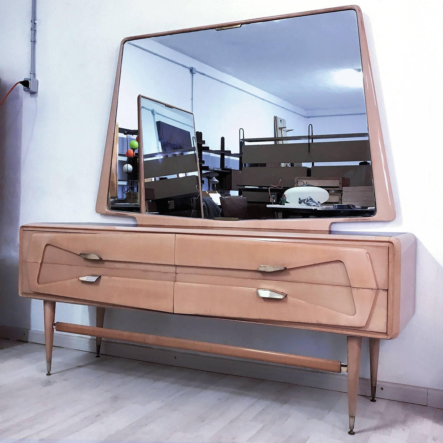 Le design de cette étonnante commode avec miroir est attribué à Silvio Cavatorta dans les années 1950.
Il est caractérisé par un design sculptural attrayant de l'armoire et surmonté d'un miroir vertical avec une forme trapézoïdale spéciale.
Son