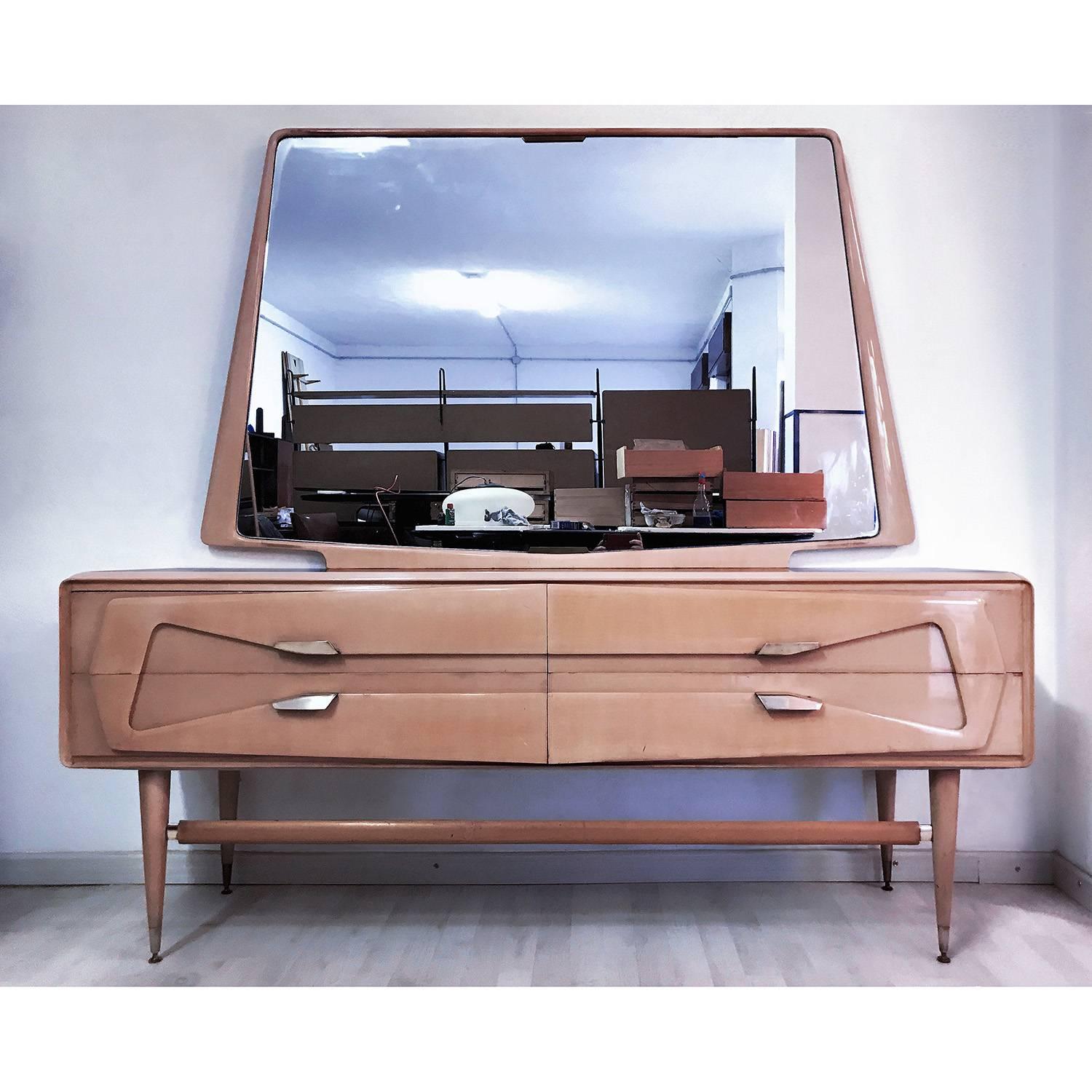 Italian Mid-Century Maple Dresser with Mirror attr. to Silvio Cavatorta, 1950s In Good Condition For Sale In Traversetolo, IT