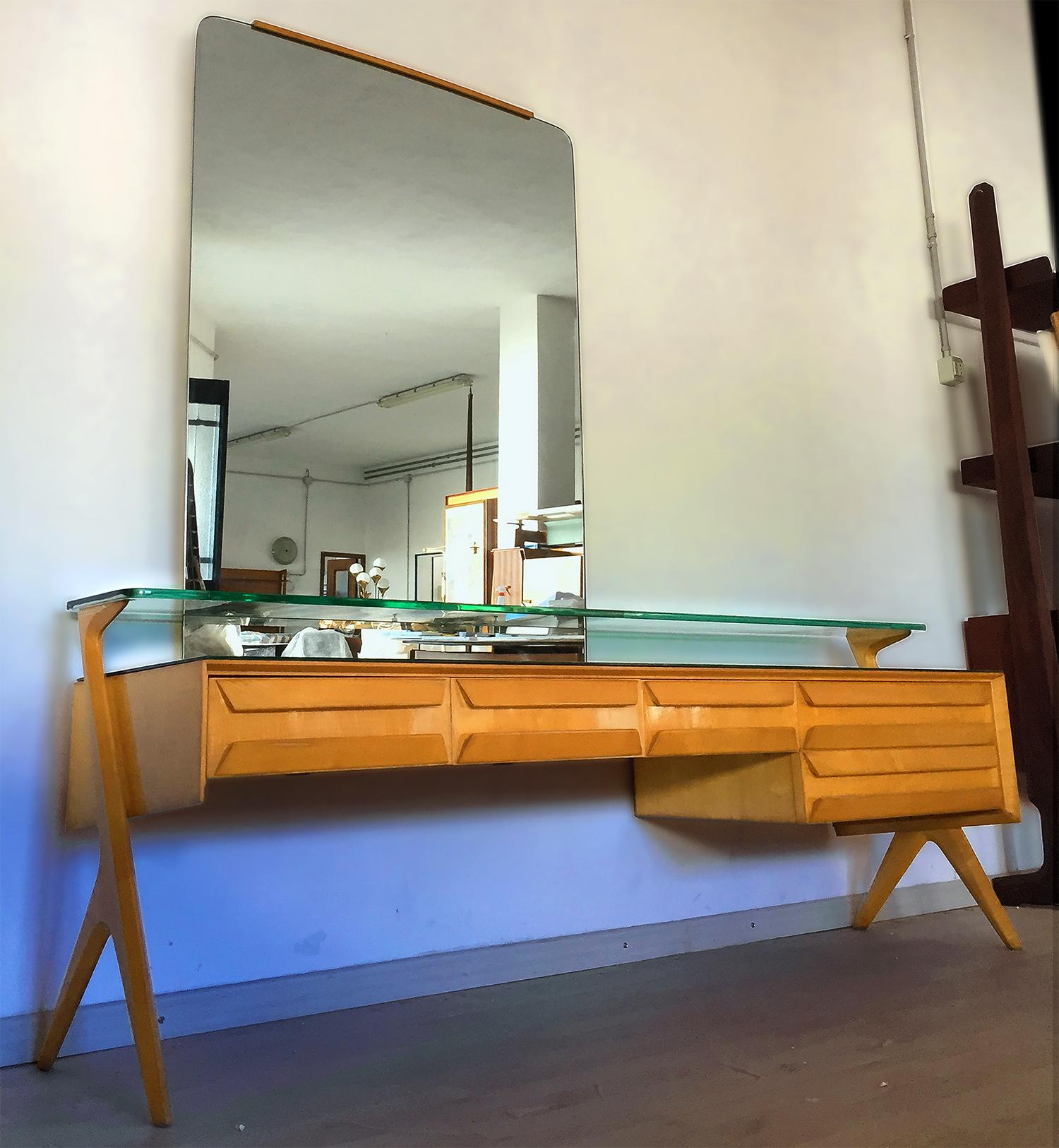 Gorgeous maple vanity dresser with mirror designed by Vittorio & Plinio Dassi in the 1950s.
Its aesthetic uniqueness is given by the original sculptural shape design of the dresser, sourmounted by a vertical wall mirror with unusual asymmetrical
