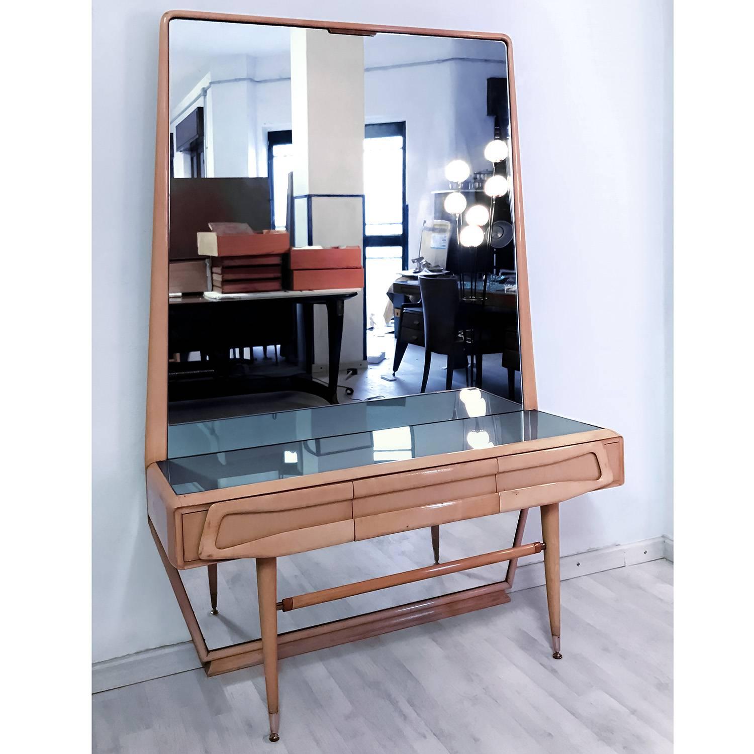 The design of this so amazing maple vanity dresser is attributed to Silvio Cavatorta in the 1950s, characterized by a catchy sculptural design with vertical mirror that has a special trapezoidal shape.

Its uniqueness is given also by the structure,