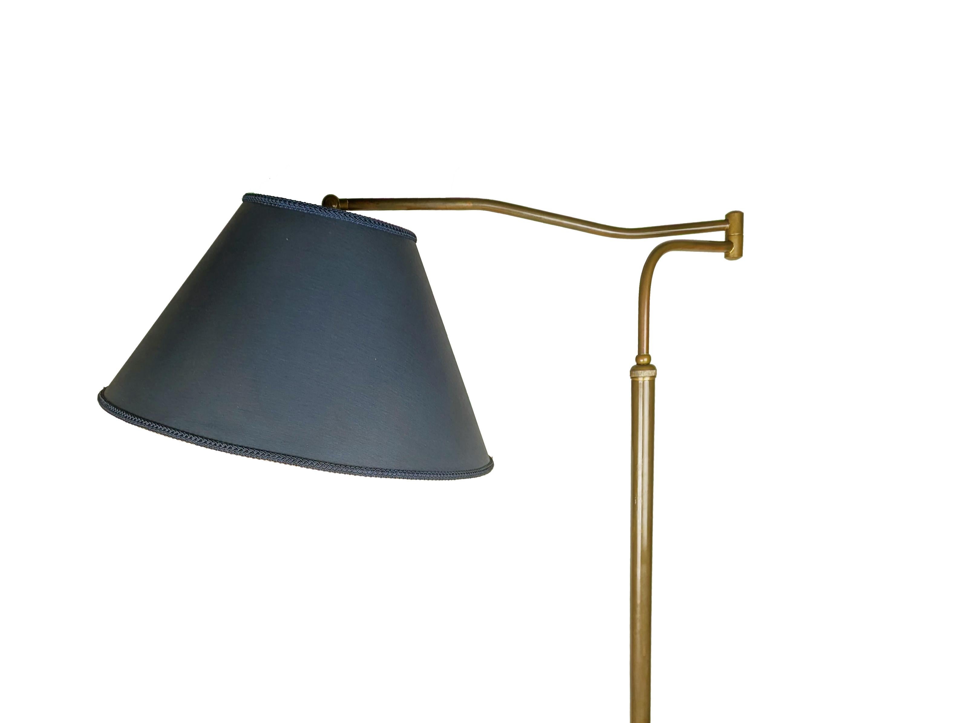 Cet élégant lampadaire a été produit en Italie à la fin des années 1940. Il est composé d'une structure en laiton et d'une base en marbre.

Son design reste plutôt classique, mais la haute qualité de la construction rappelle des exemples
