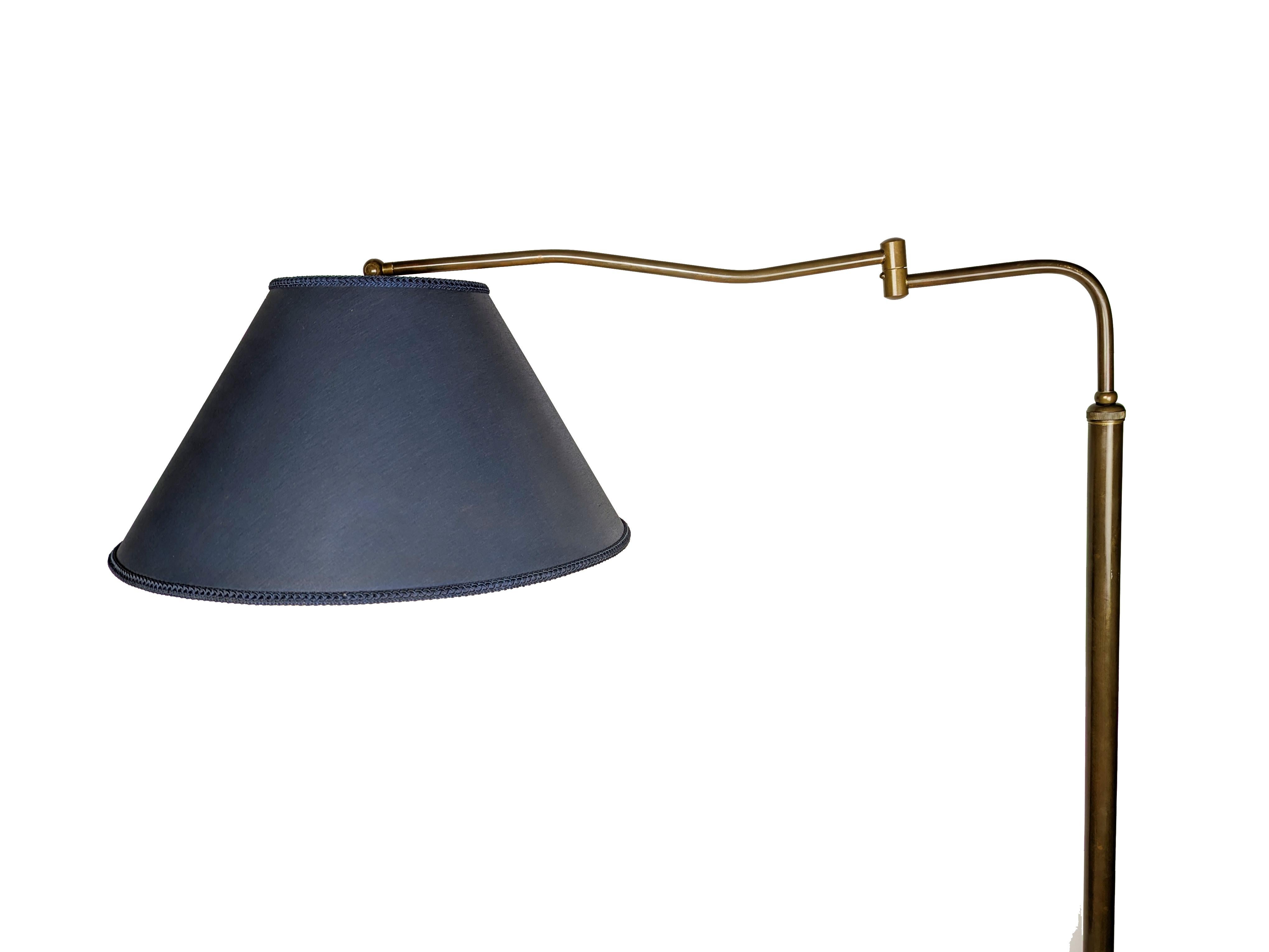 Mid-Century Modern Lampadaire italien en marbre et laiton de style moderne du milieu du siècle, réglable en hauteur en vente