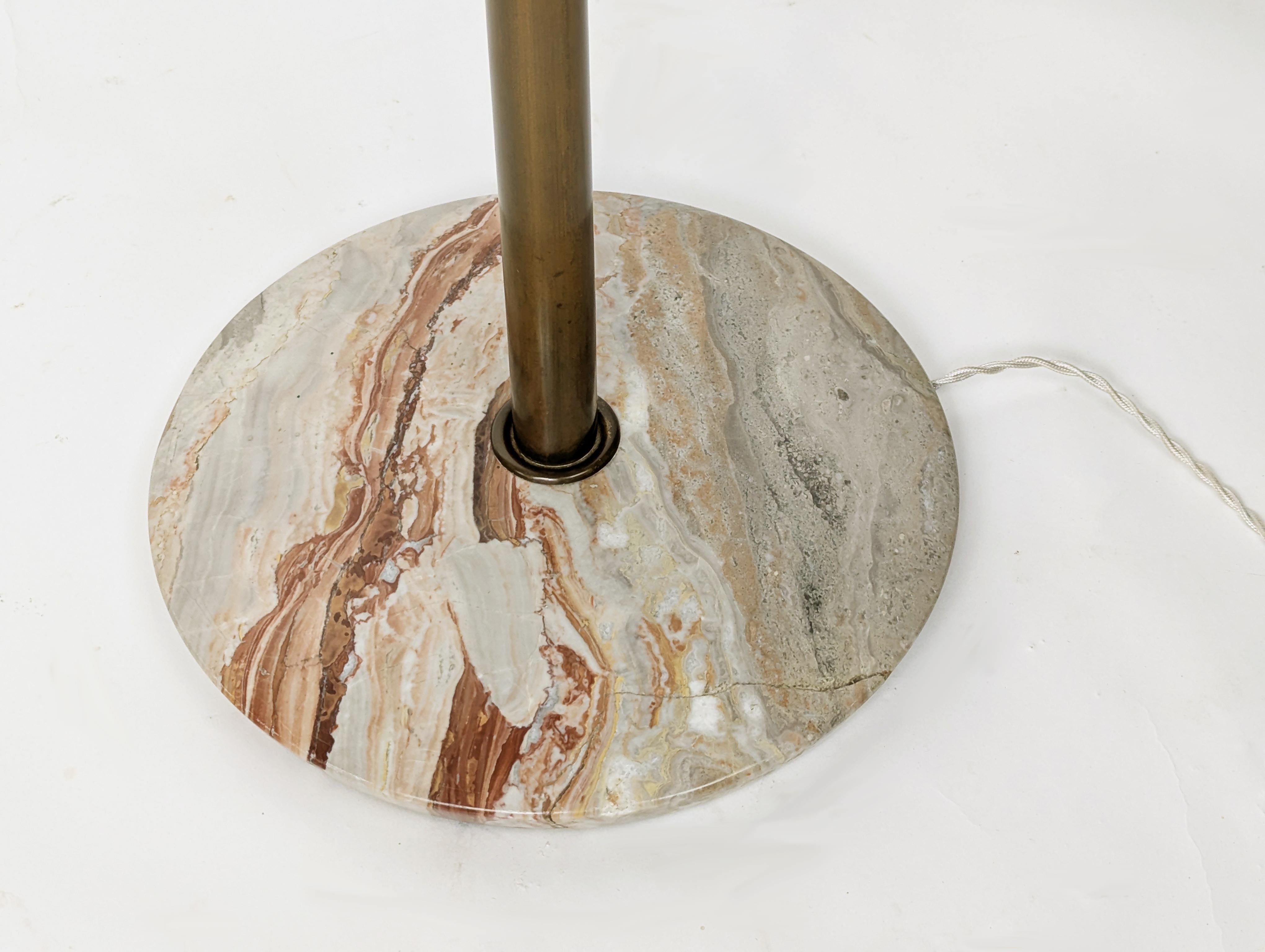 Lampadaire italien en marbre et laiton de style moderne du milieu du siècle, réglable en hauteur Bon état - En vente à Varese, Lombardia