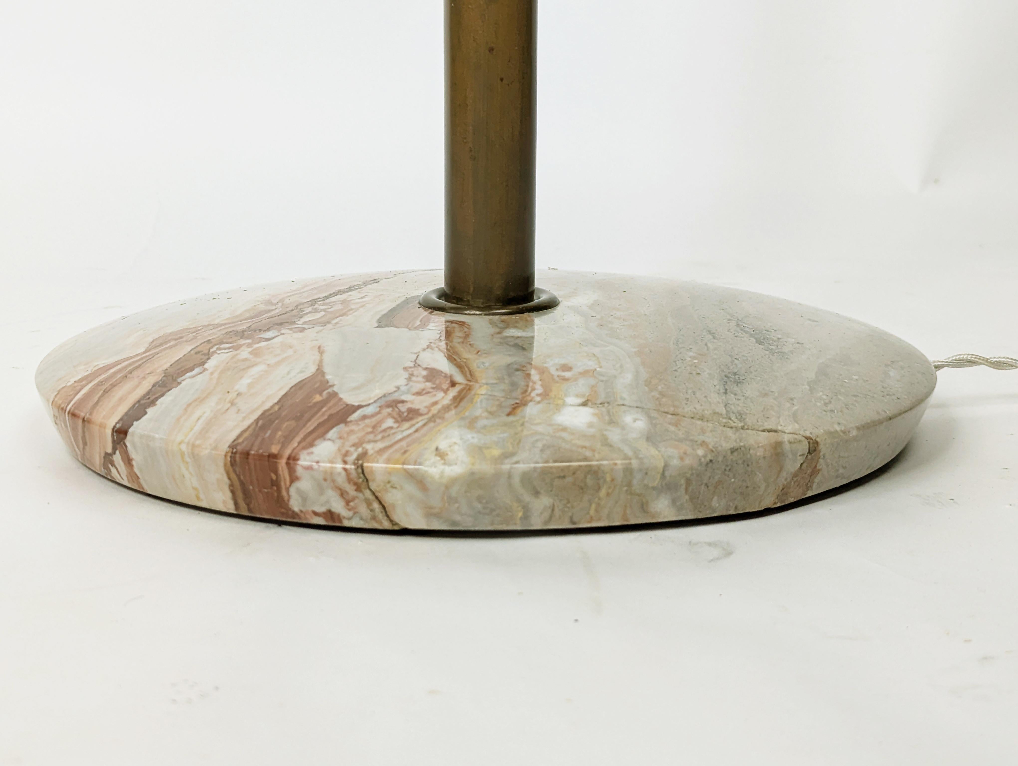 20ième siècle Lampadaire italien en marbre et laiton de style moderne du milieu du siècle, réglable en hauteur en vente