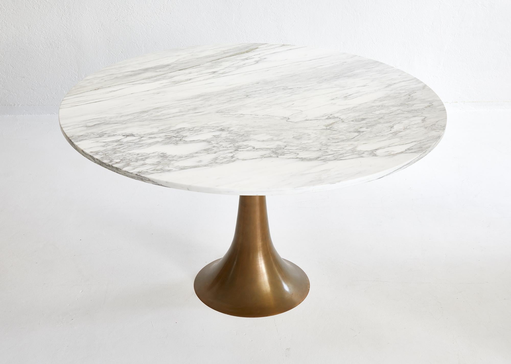 Dining table by Angelo Mangiarotti model 302 produced by Bernini, Italy 1959.

This stunning dining table is composed of a large circular arabescato marble top mounted on a tulip shaped and handcrafted cast bronze base.

The top measures 140 cm in