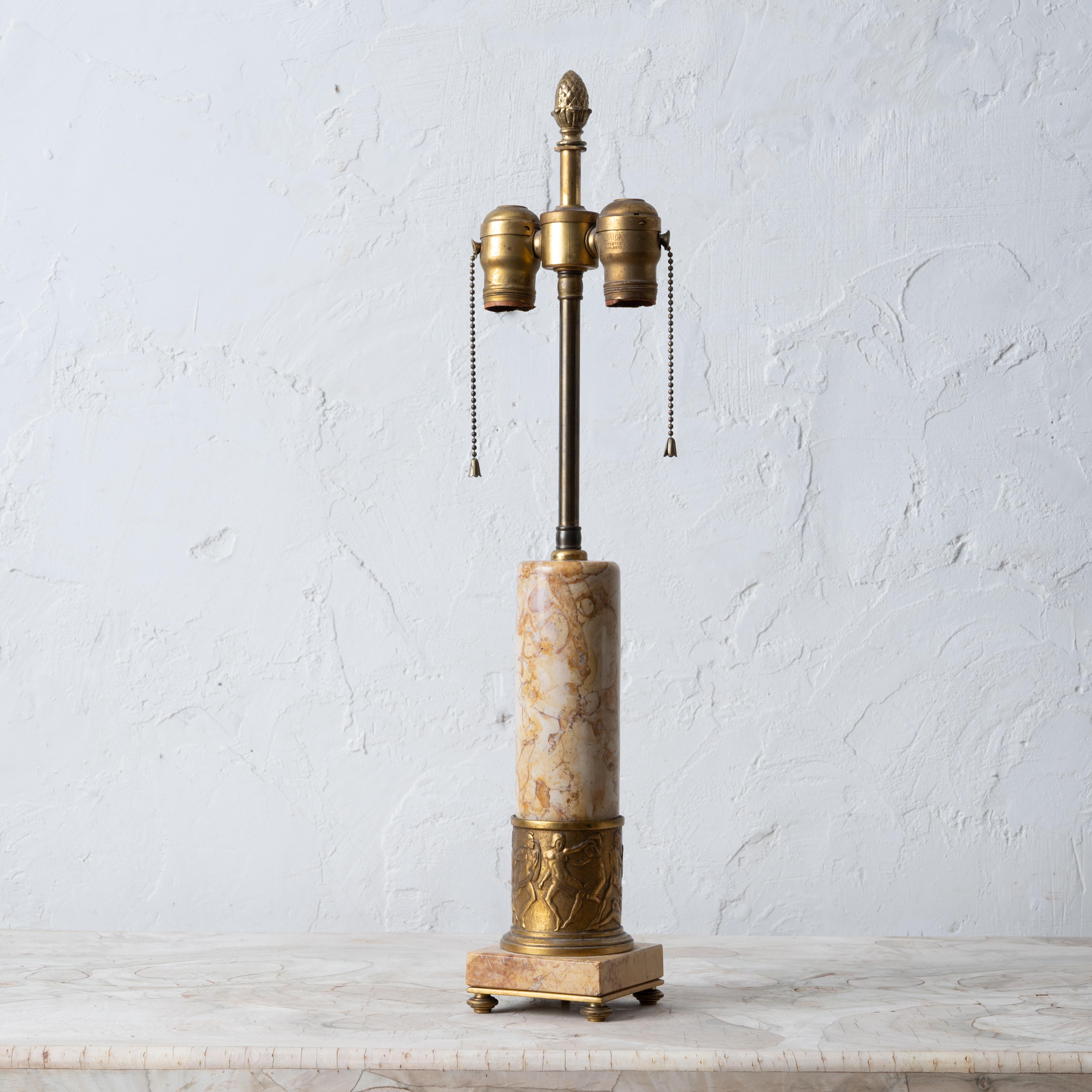 Neoklassizistische italienische Lampe aus Marmor und Bronze, um 1920.



3 ½ Zoll breit und tief, 22 ¼ Zoll hoch, erweiterbar auf 24 ½ Zoll hoch



