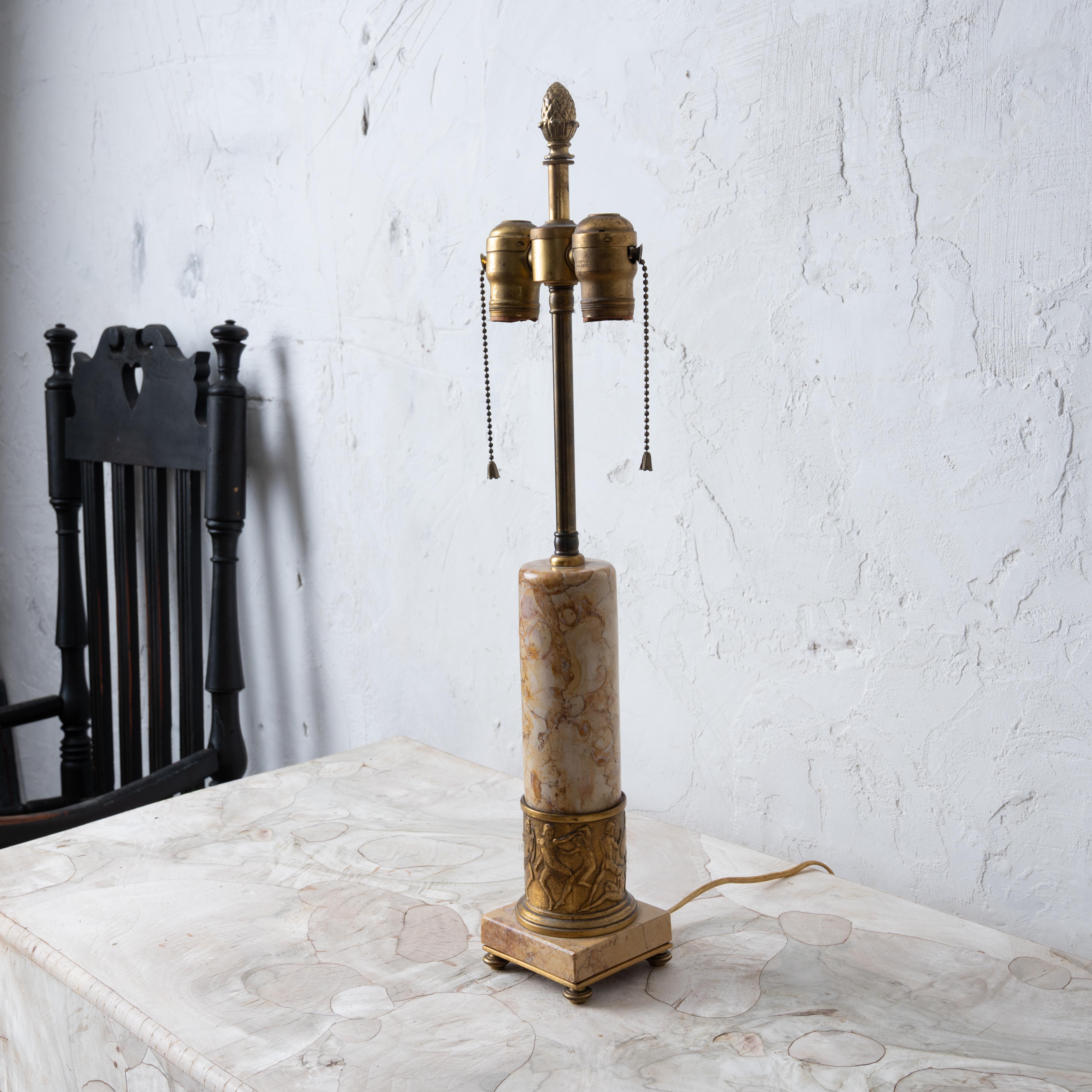 Neoklassische Lampe aus italienischem Marmor und Bronze, um 1920 im Zustand „Gut“ im Angebot in Savannah, GA