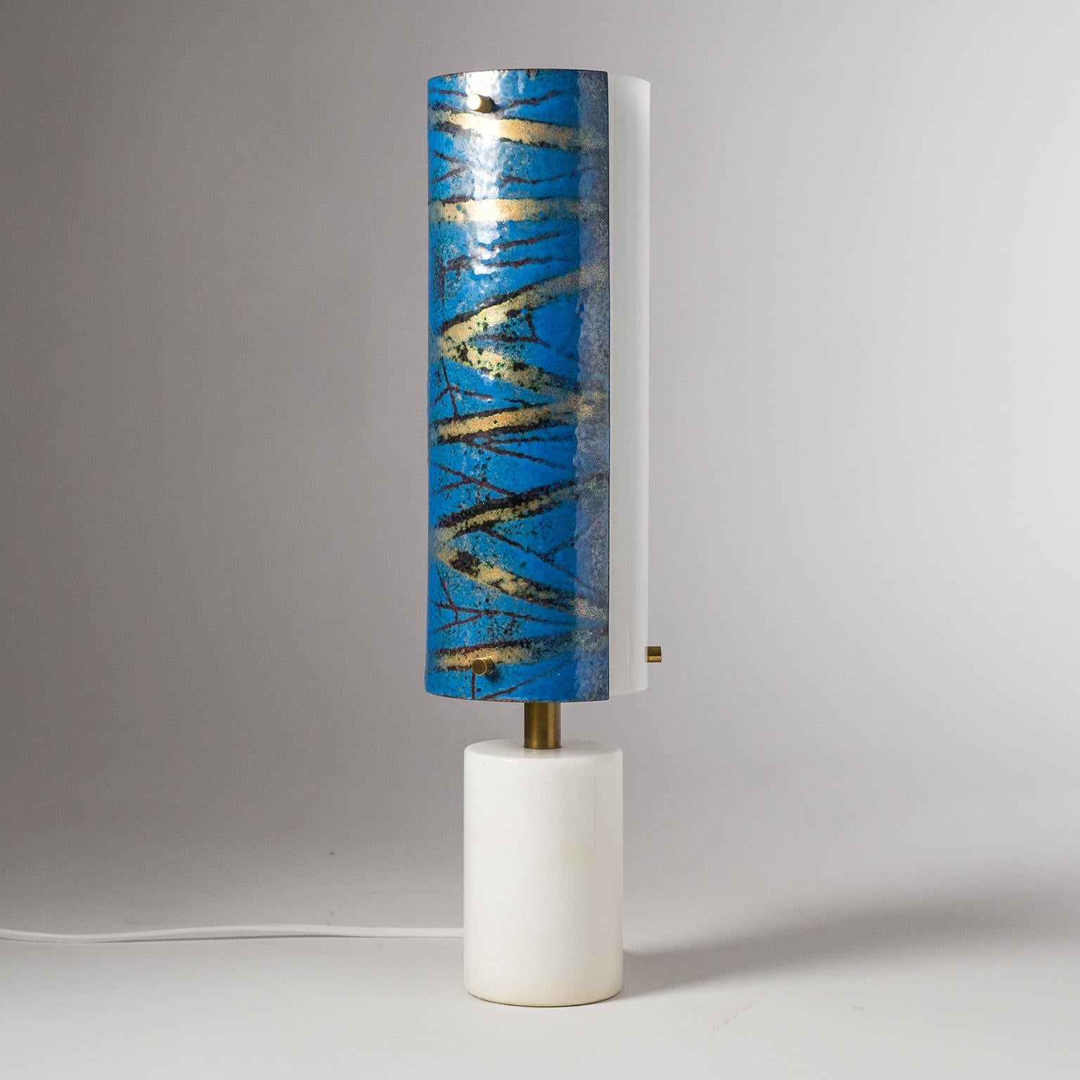 Rara lampada da tavolo modernista italiana con base in marmo e paralume in rame smaltato e perspex. La forma cilindrica slanciata è un meraviglioso esempio di design modernista italiano di metà secolo, ulteriormente valorizzato dalla resa