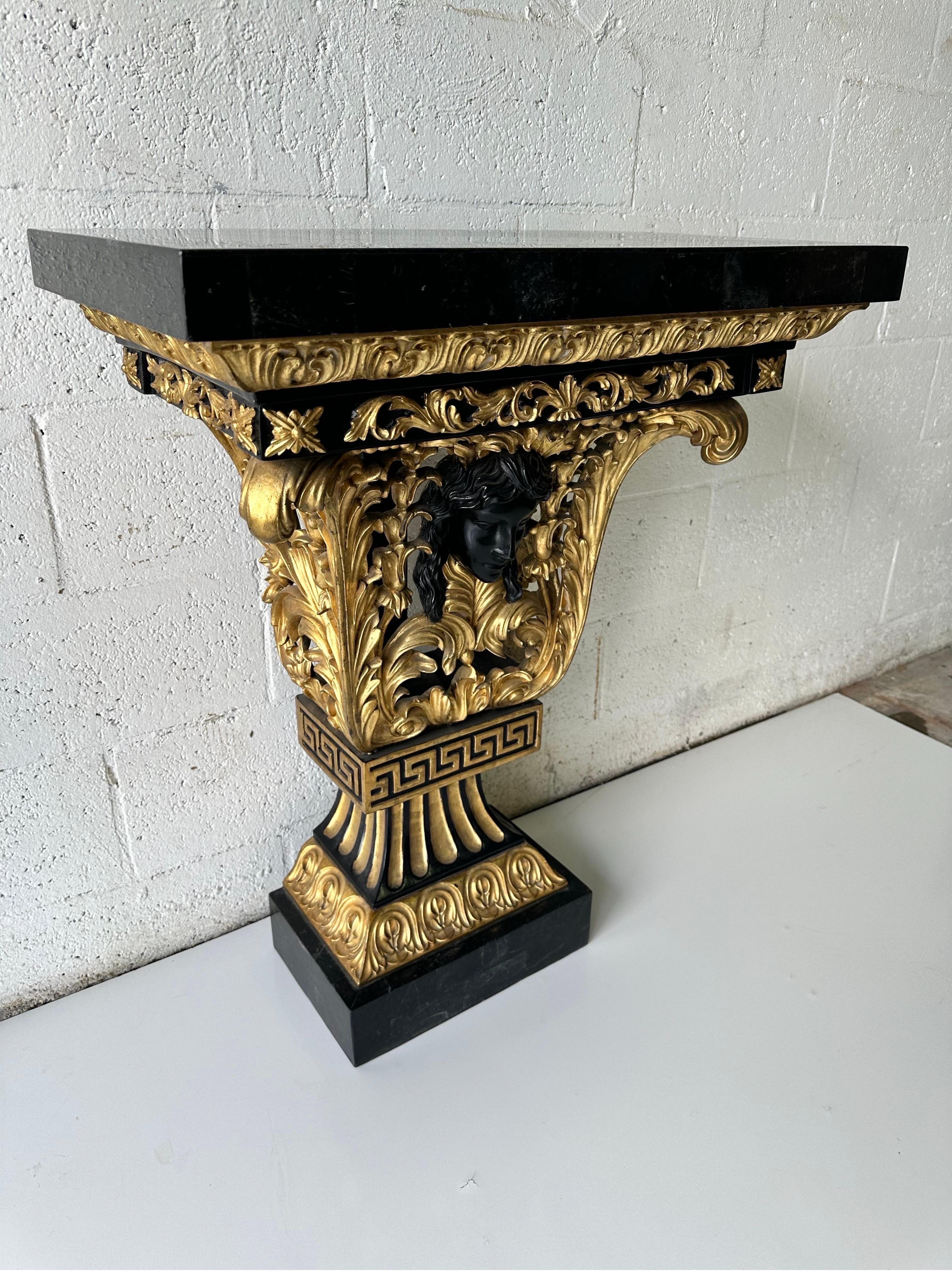 Élégante et impressionnante console italienne en marbre et bois doré .
