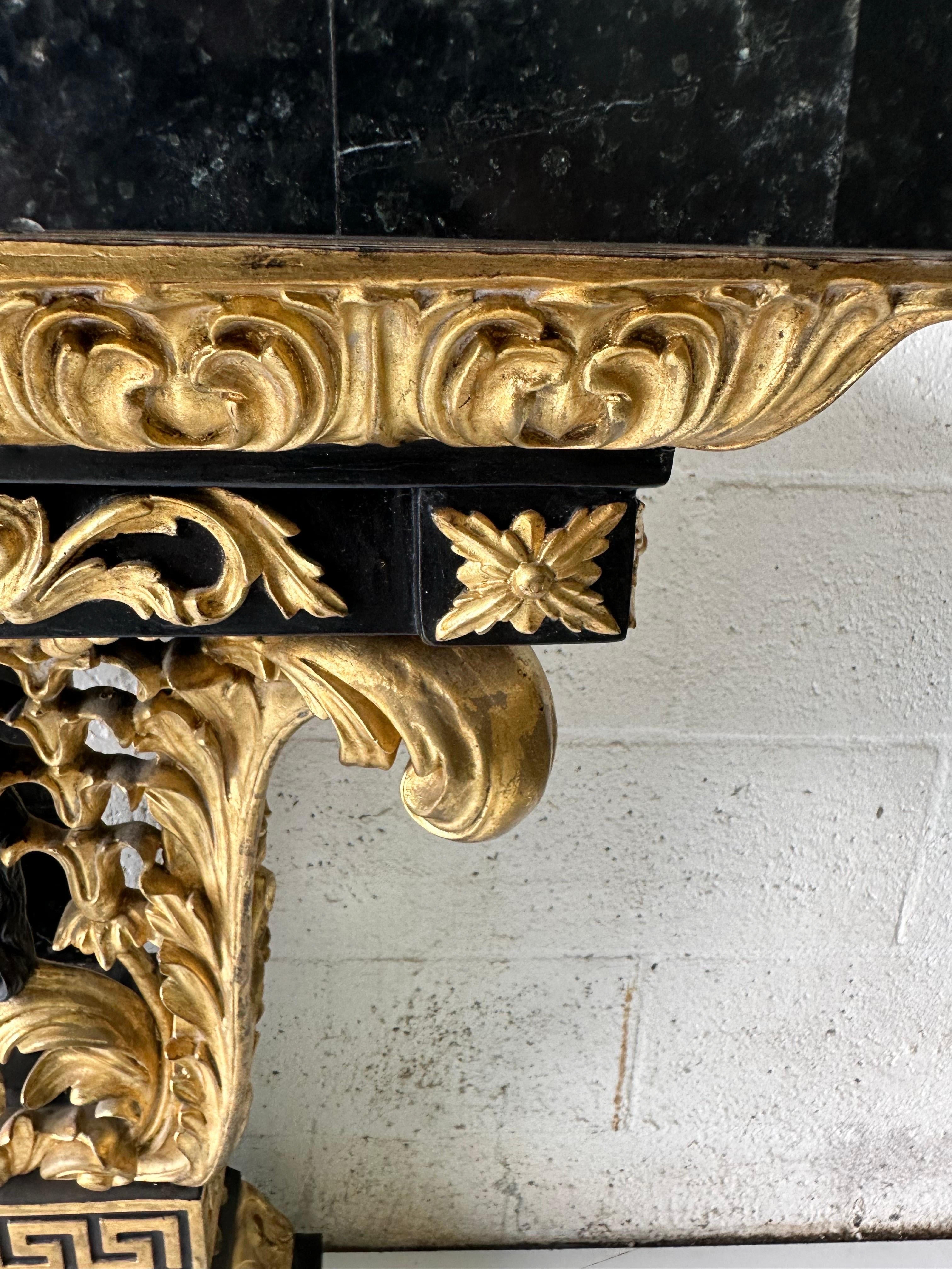 Milieu du XXe siècle Console italienne en marbre et bois doré  en vente